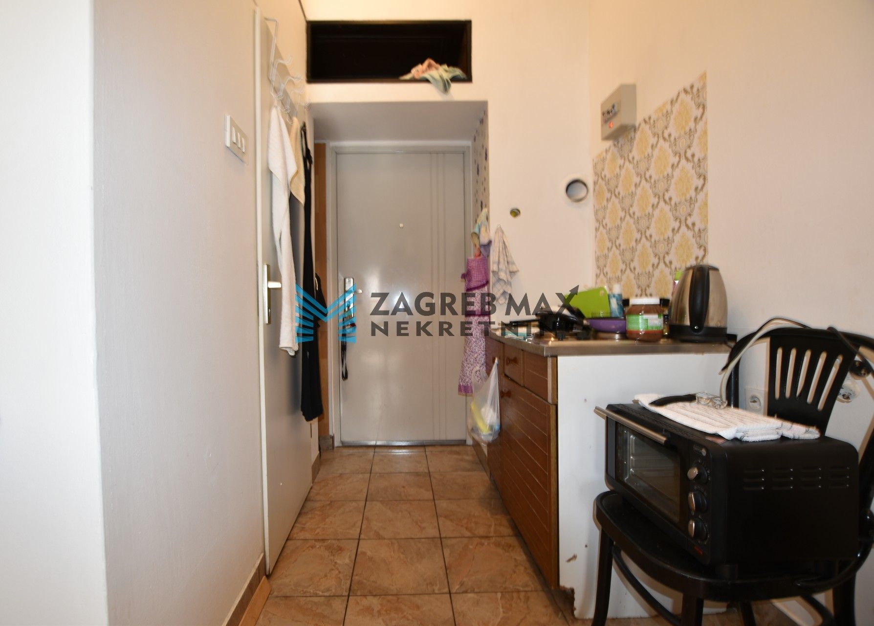 Zagreb - DONJI GRAD Kačićeva, garsonjera 15 m2, 1. kat, odlična lokacija, spremište 10 m2,