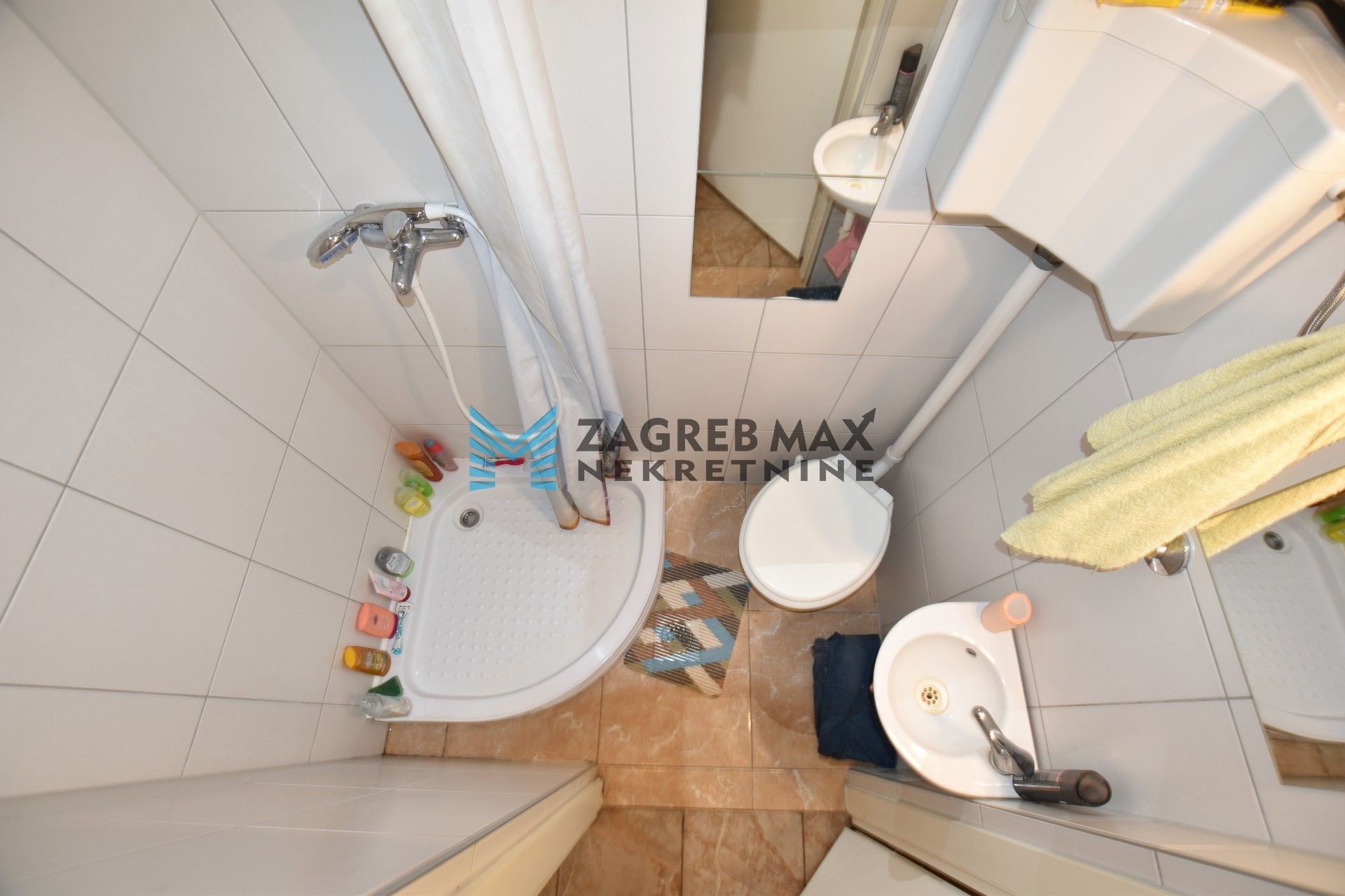 Zagreb - DONJI GRAD Kačićeva, garsonjera 15 m2, 1. kat, odlična lokacija, spremište 10 m2,