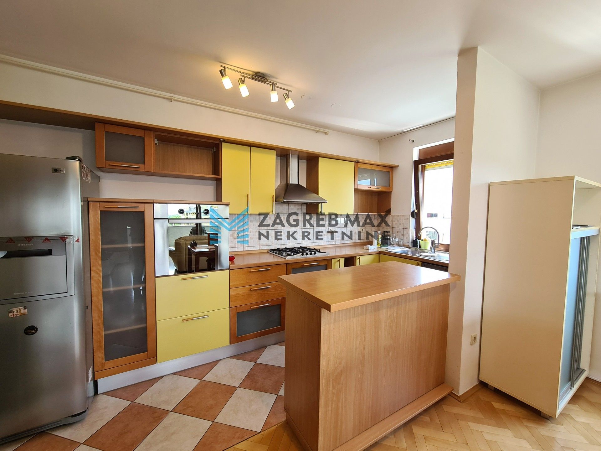 Zagreb - VRBANI 3 Ekskluzivan 4soban stan 102 m2 + 2 parkinga, top lokacija, loggia, spremište, BEZ PROVIZIJE