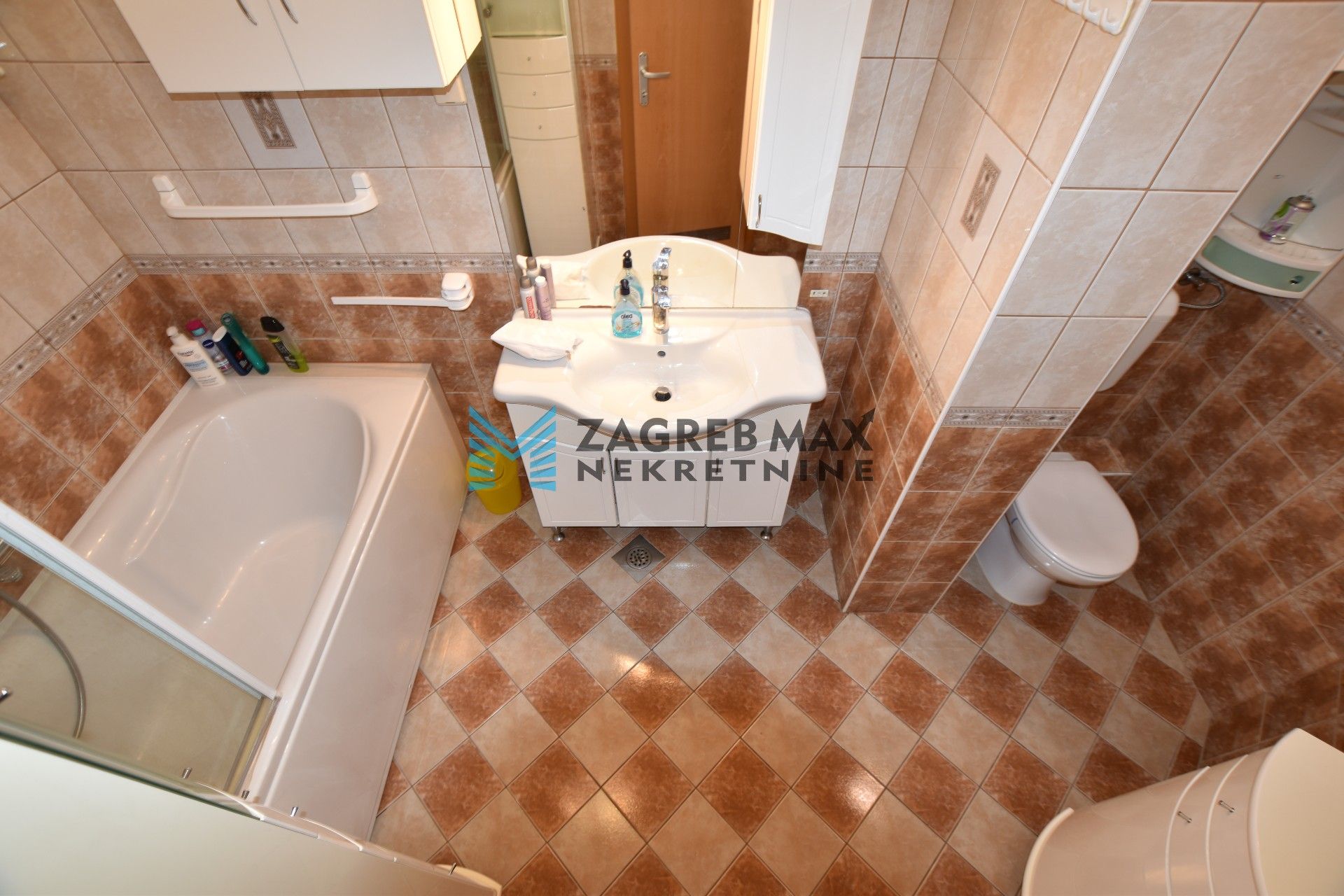 Zagreb - VRBANI 3 Ekskluzivan 4soban stan 102 m2 + 2 parkinga, top lokacija, loggia, spremište, BEZ PROVIZIJE