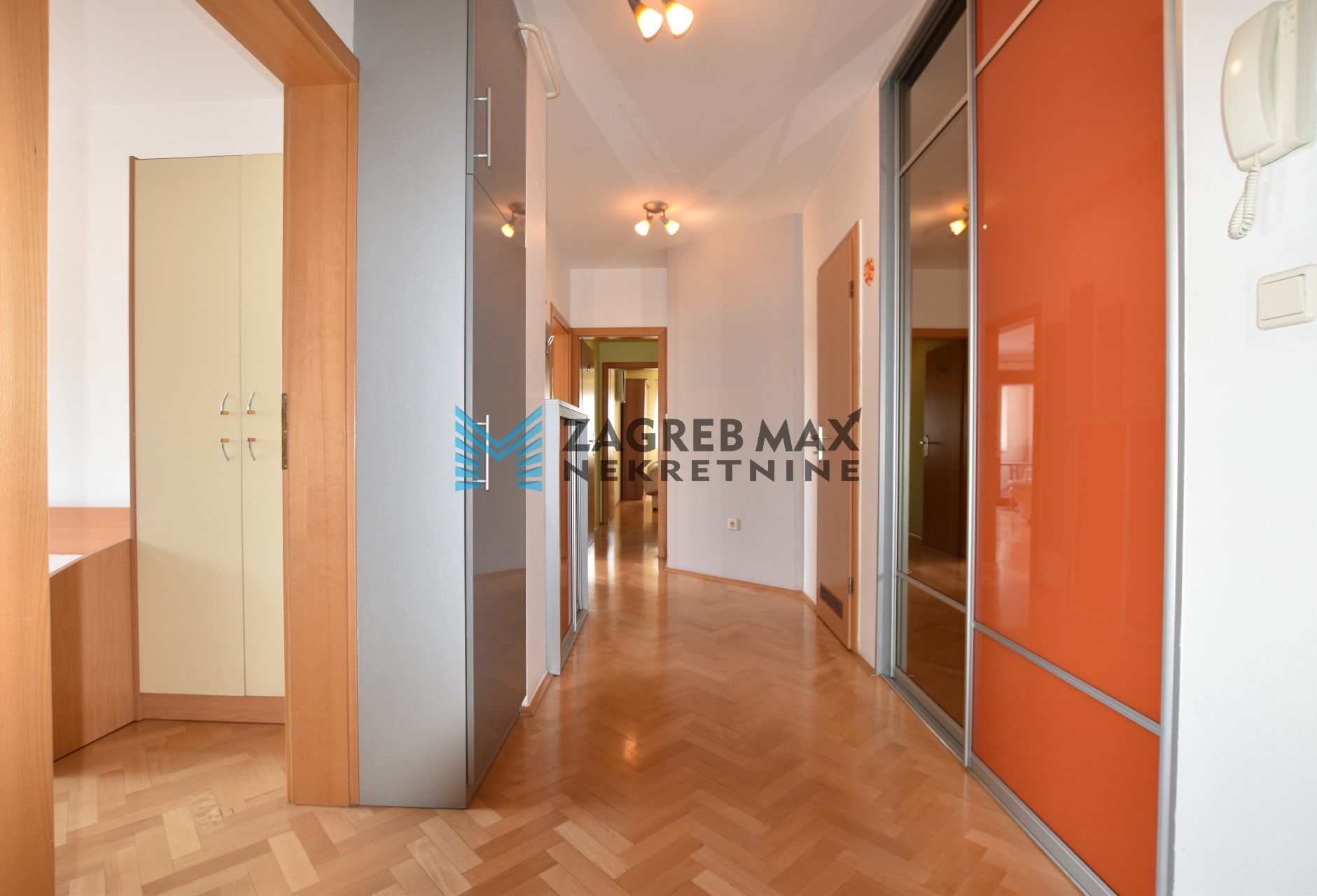 Zagreb - VRBANI 3 Ekskluzivan 4soban stan 102 m2 + 2 parkinga, top lokacija, loggia, spremište, BEZ PROVIZIJE