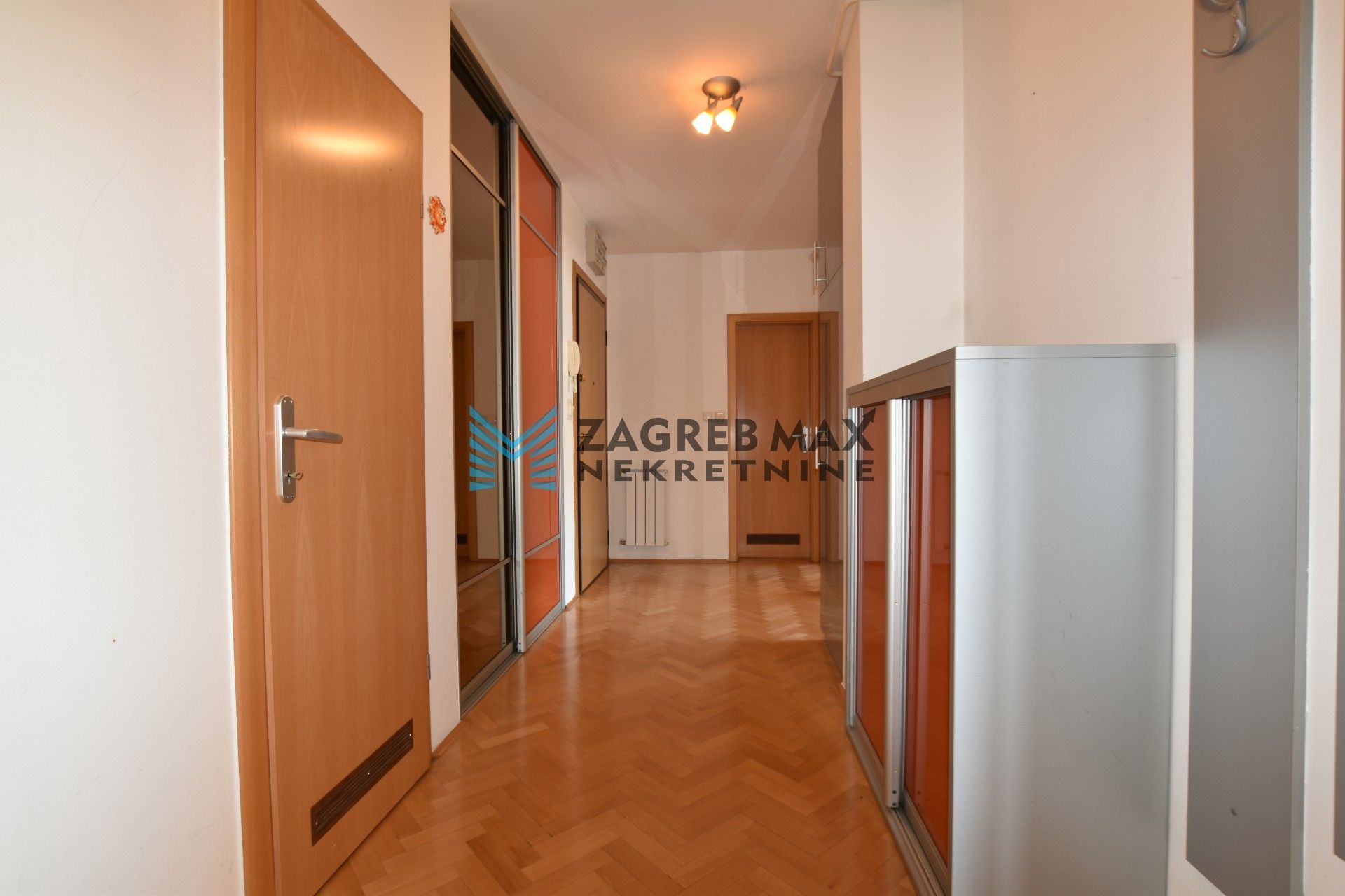 Zagreb - VRBANI 3 Ekskluzivan 4soban stan 102 m2 + 2 parkinga, top lokacija, loggia, spremište, BEZ PROVIZIJE