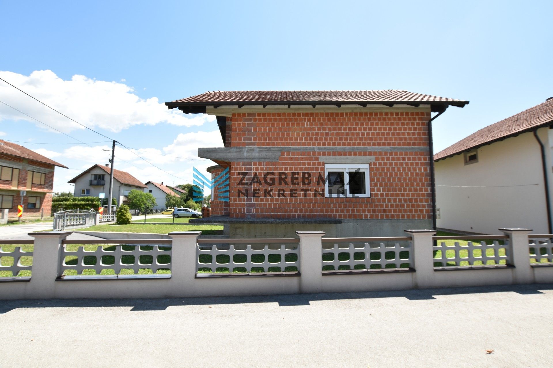 Zagreb - DONJI STUPNIK Obiteljska kuća 180 m2, roh bau, zemljište 385 m2, garaža, BEZ PROVIZIJE