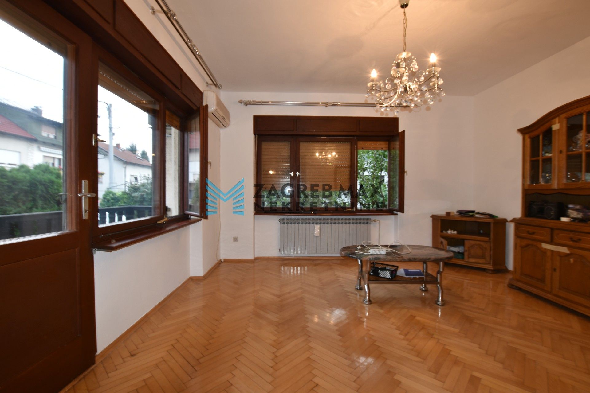 Zagreb - NAJAM - KUSTOŠIJA Obiteljska kuća 180 m2, 2 odvojena stana i podrum, parking