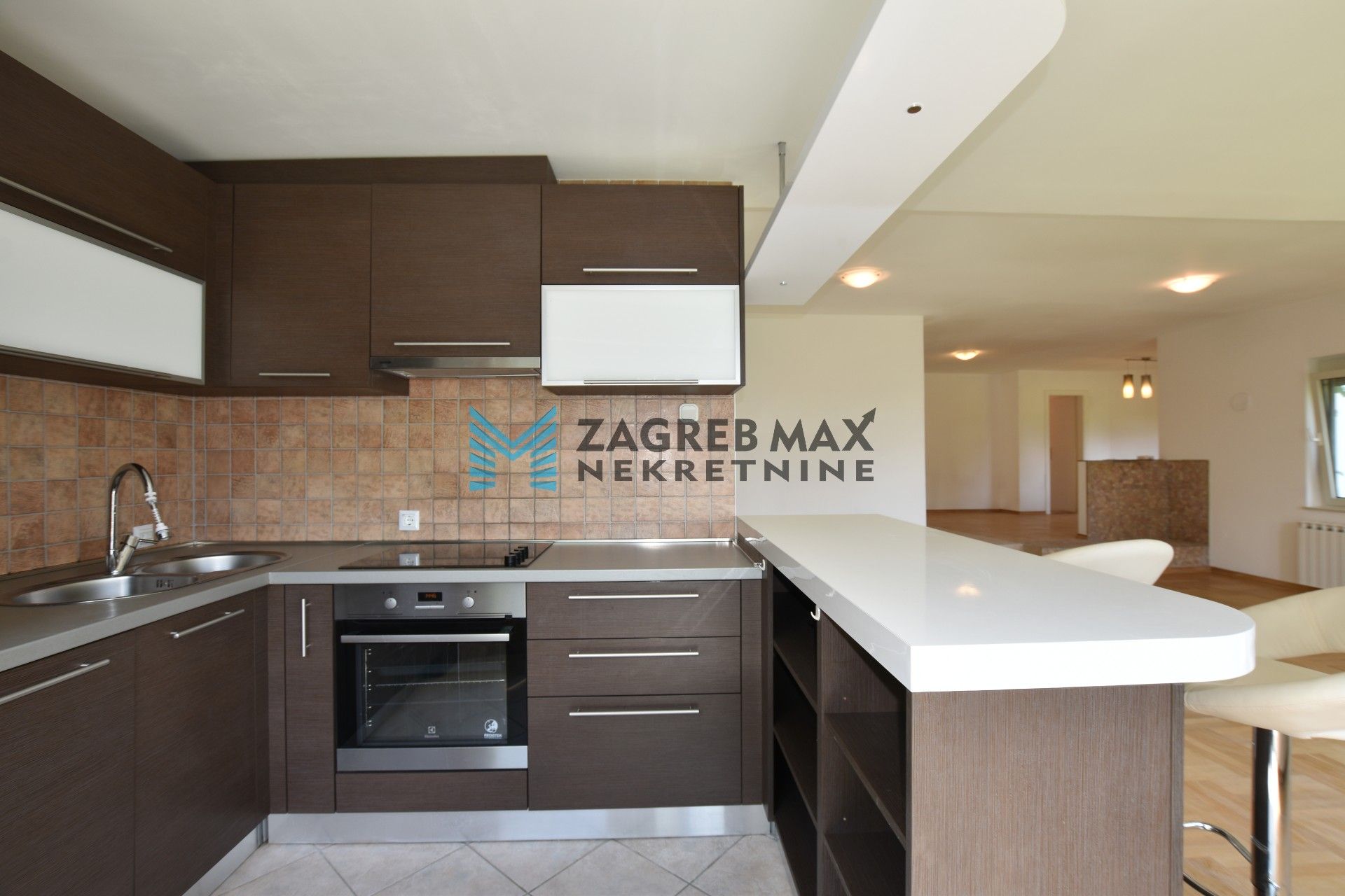 Zagreb - PODSUSED Bolfani moderan 3soban stan, 2 parkinga, prizemlje, mirno okruženje, terasa, BEZ PROVIZIJE