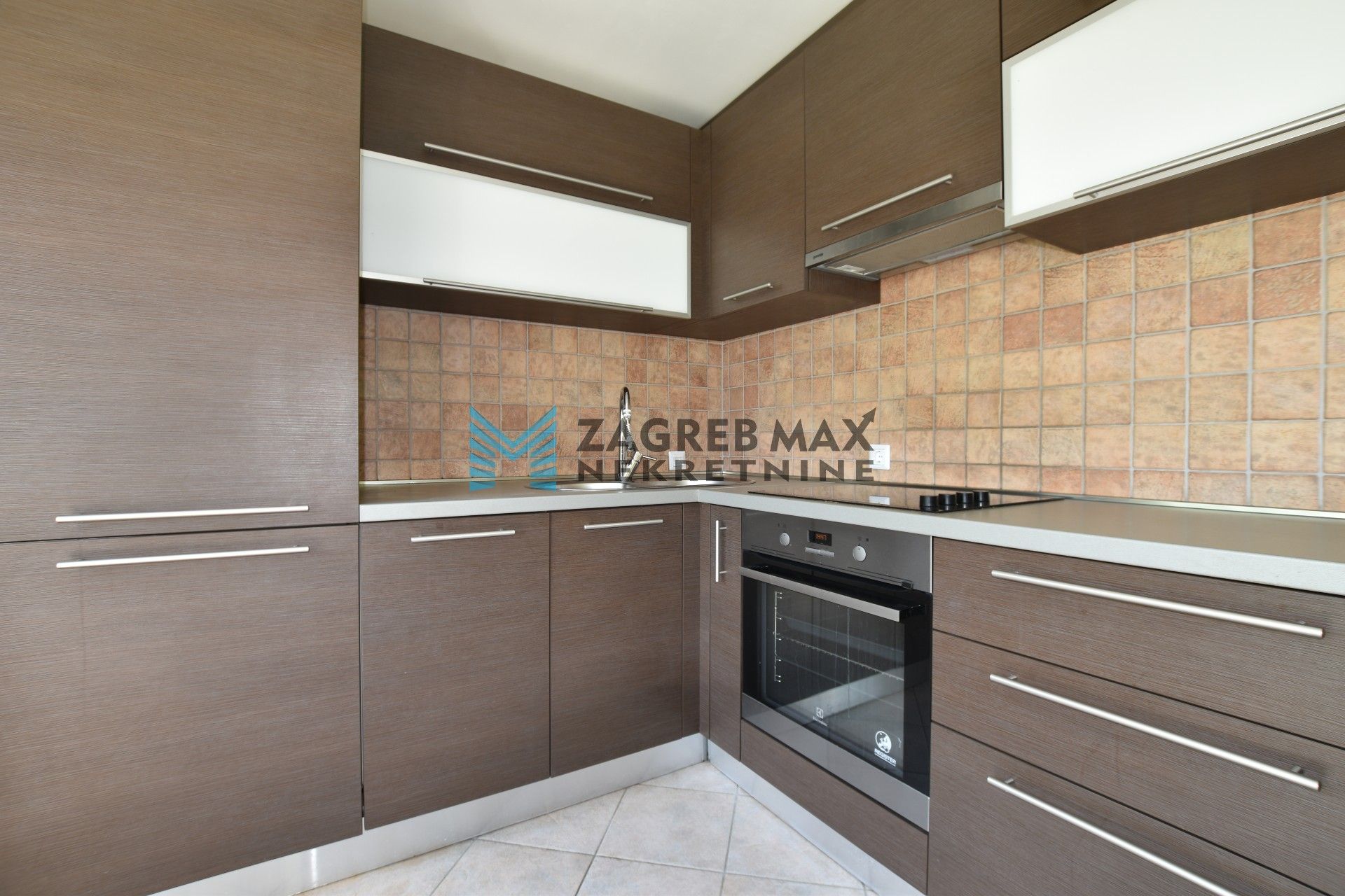 Zagreb - PODSUSED Bolfani moderan 3soban stan, 2 parkinga, prizemlje, mirno okruženje, terasa, BEZ PROVIZIJE