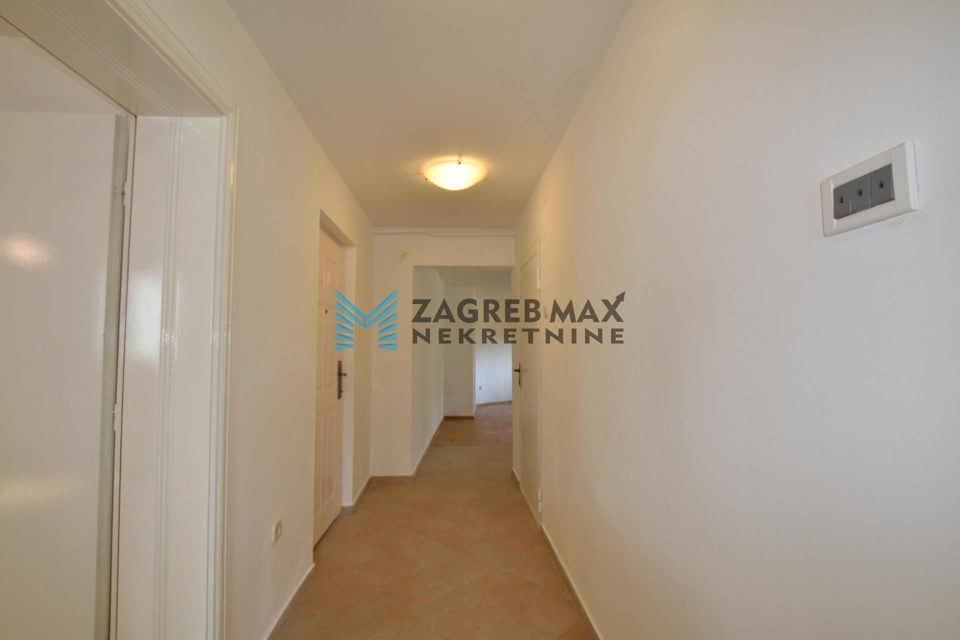 Zagreb - PODSUSED Bolfani moderan 3soban stan, 2 parkinga, prizemlje, mirno okruženje, terasa, BEZ PROVIZIJE