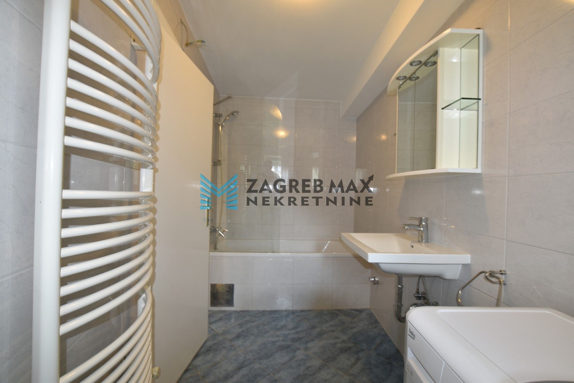 Zagreb - PODSUSED Bolfani moderan 3soban stan, 2 parkinga, prizemlje, mirno okruženje, terasa, BEZ PROVIZIJE