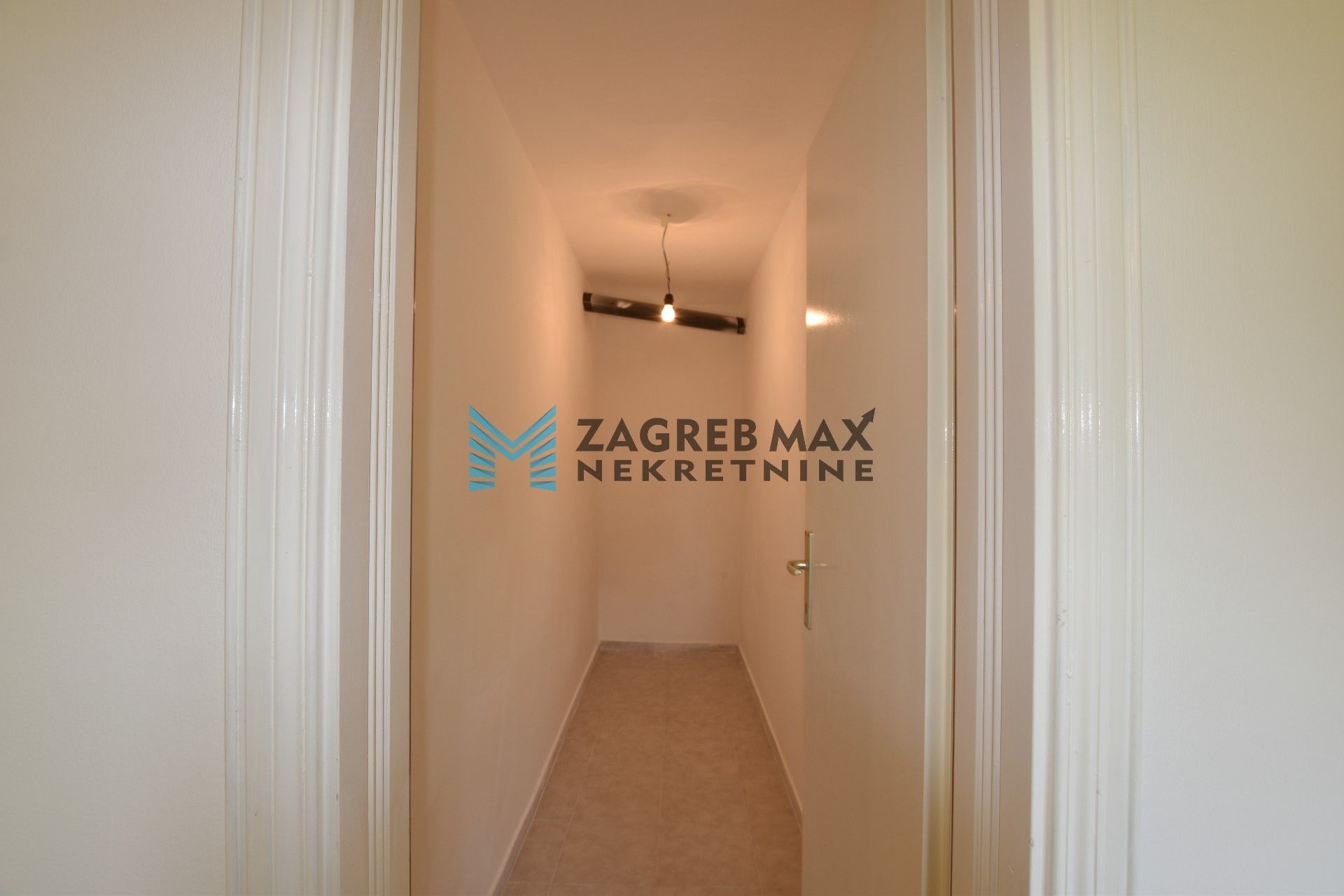 Zagreb - PODSUSED Bolfani moderan 3soban stan, 2 parkinga, prizemlje, mirno okruženje, terasa, BEZ PROVIZIJE