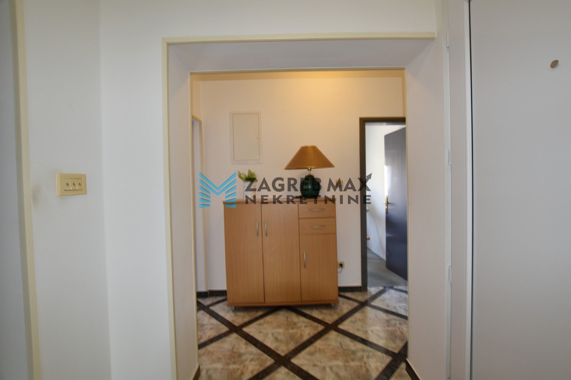 Zagreb - JASTREBARSKO Prekrasan 4soban stan 121 m2, 1. kat, mirno okruženje, balkon, parking, BEZ PROVIZIJE