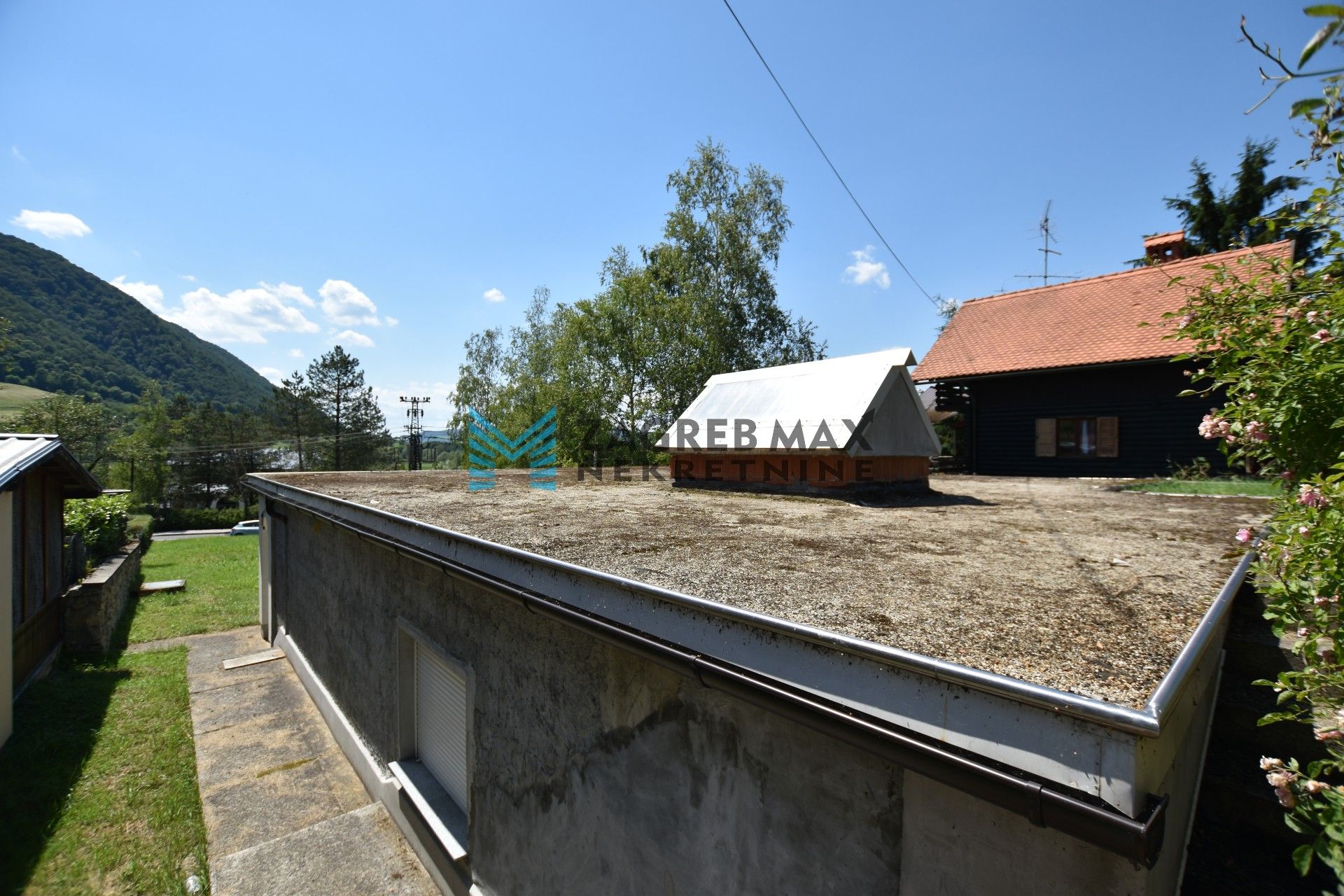 Zagreb - KUMROVEC Risvica obiteljska kuća u izgradnji 120 m2, zemljište 975 m2, garaža