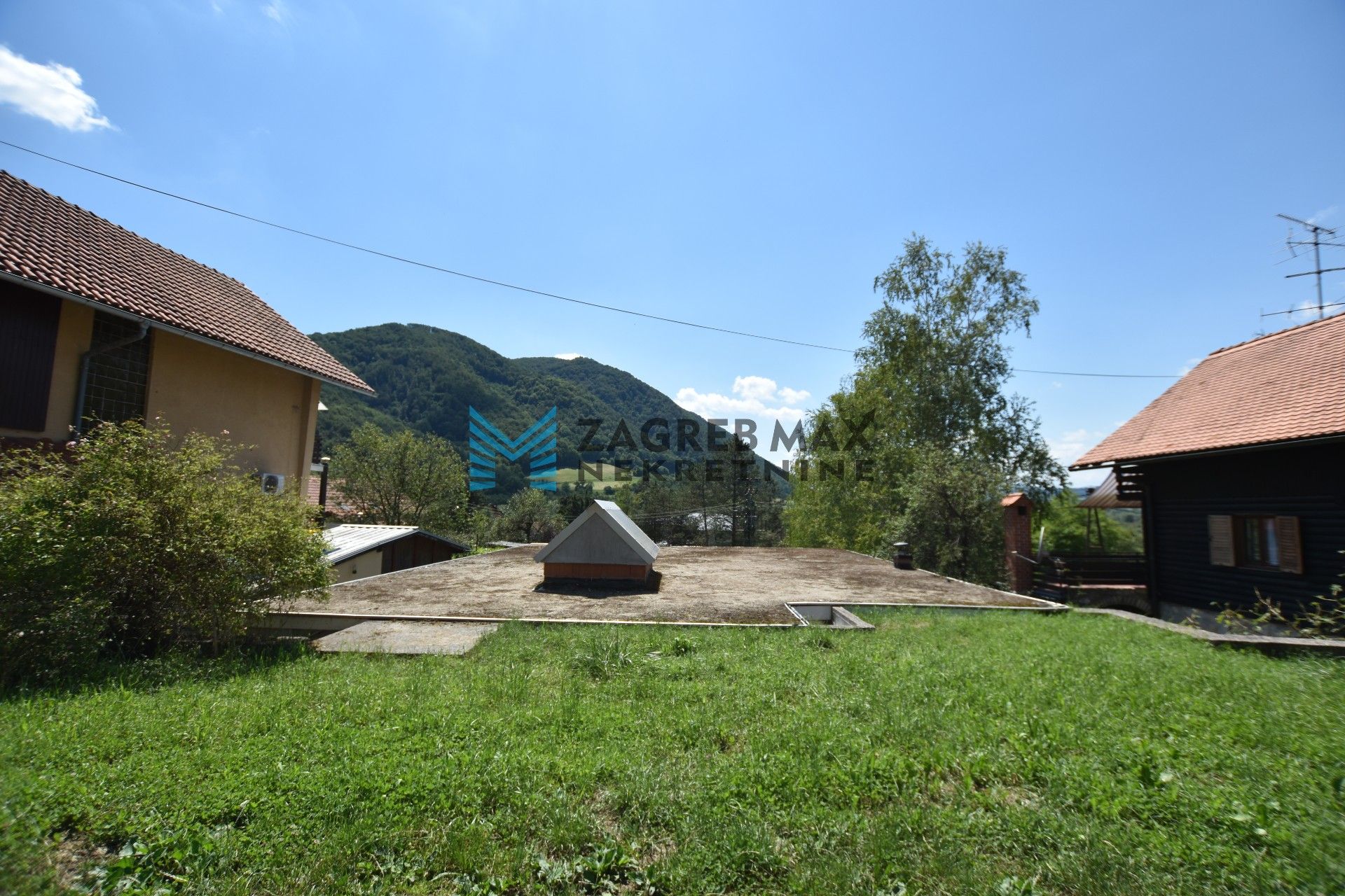 Zagreb - KUMROVEC Risvica obiteljska kuća u izgradnji 120 m2, zemljište 975 m2, garaža