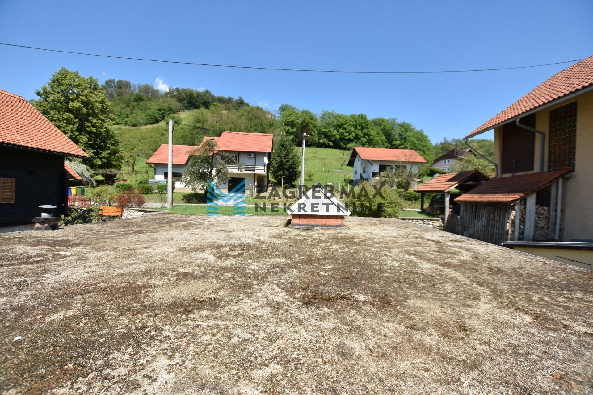 Zagreb - KUMROVEC Risvica obiteljska kuća u izgradnji 120 m2, zemljište 975 m2, garaža