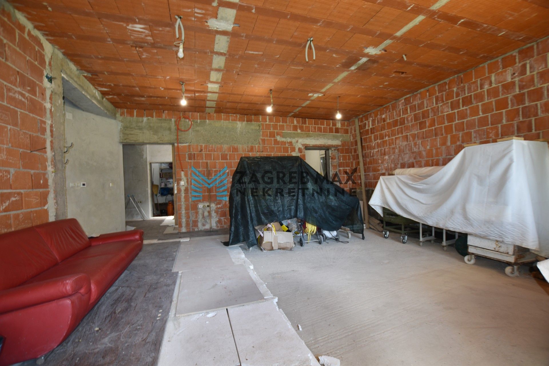 Zagreb - KUMROVEC Risvica obiteljska kuća u izgradnji 120 m2, zemljište 975 m2, garaža