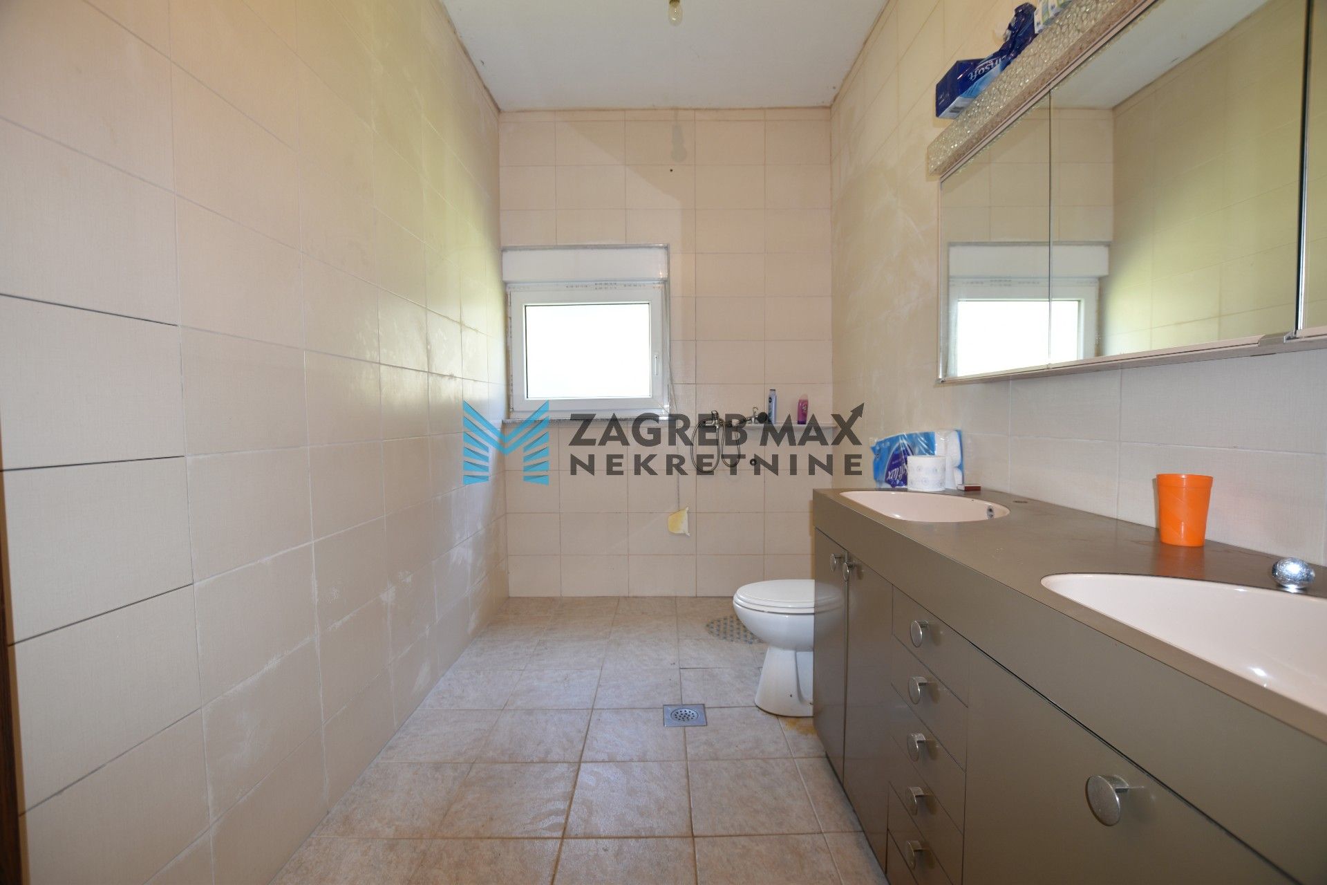 Zagreb - KUMROVEC Risvica obiteljska kuća u izgradnji 120 m2, zemljište 975 m2, garaža