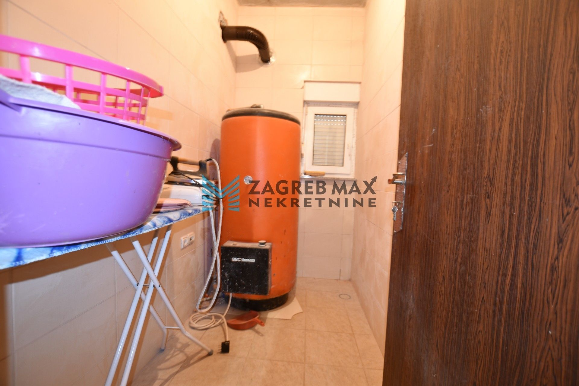 Zagreb - KUMROVEC Risvica obiteljska kuća u izgradnji 120 m2, zemljište 975 m2, garaža