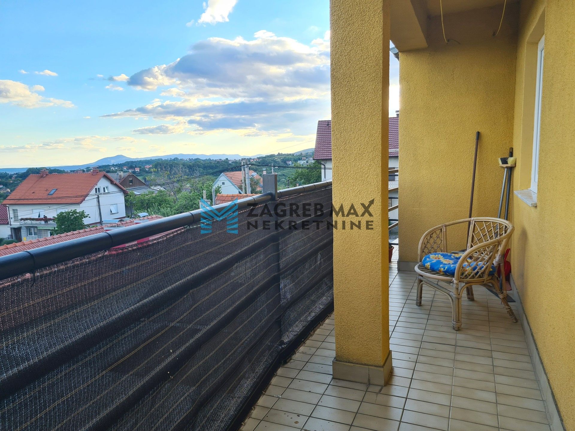 Zagreb - MIKULIĆI Ugodan 2soban stan 48 m2, 2. kat, mirno okruženje, loggia, spremište