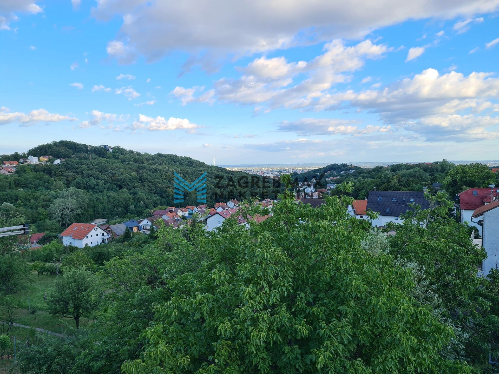 Zagreb - MIKULIĆI Ugodan 2soban stan 48 m2, 2. kat, mirno okruženje, loggia, spremište