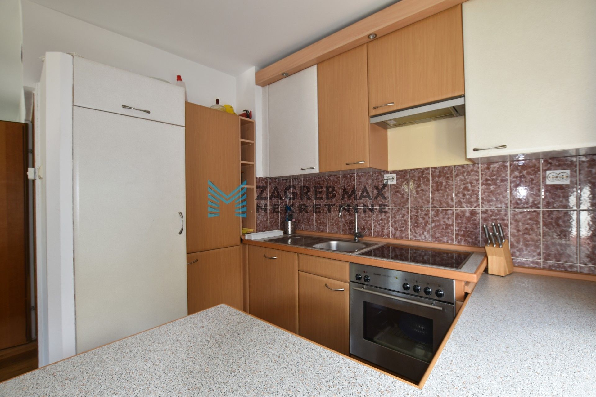 Zagreb - TROKUT Prostran 5soban stan 130 m2, okućnica 550 m2, garaža, terasa, balkon, BEZ PROVIZIJE