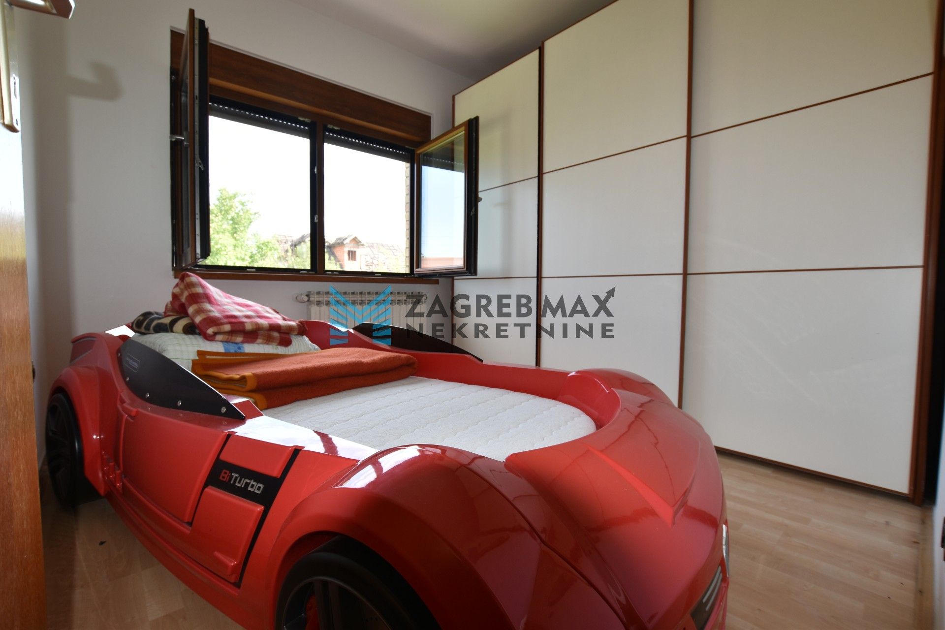 Zagreb - TROKUT Prostran 5soban stan 130 m2, okućnica 550 m2, garaža, terasa, balkon, BEZ PROVIZIJE