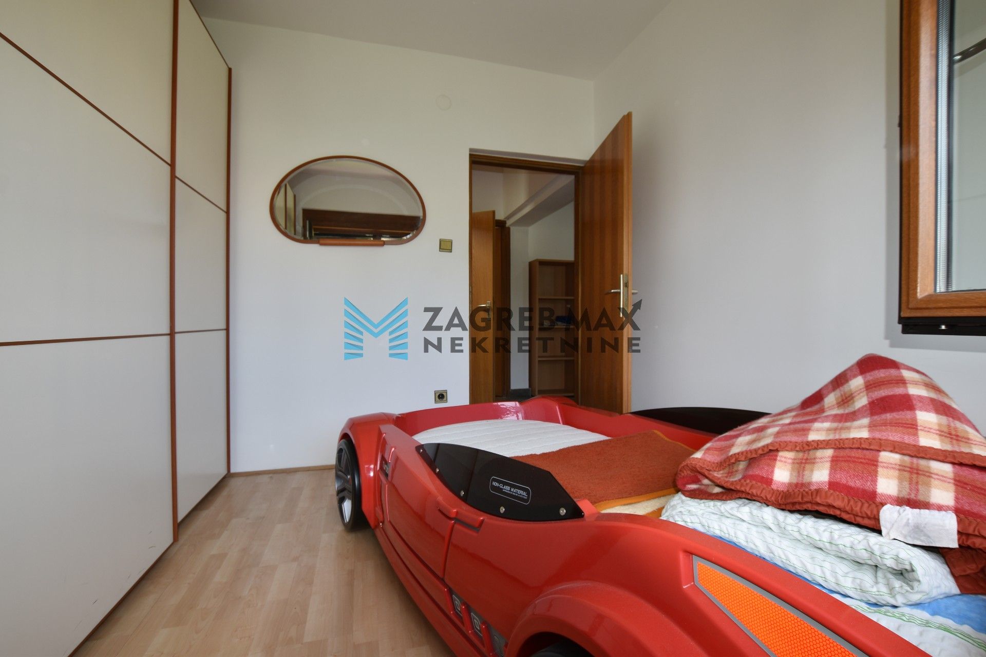 Zagreb - TROKUT Prostran 5soban stan 130 m2, okućnica 550 m2, garaža, terasa, balkon, BEZ PROVIZIJE