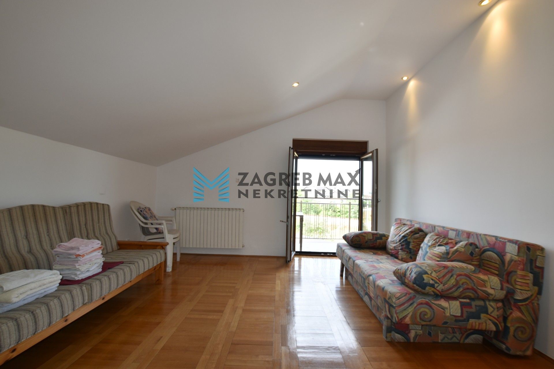 Zagreb - TROKUT Prostran 5soban stan 130 m2, okućnica 550 m2, garaža, terasa, balkon, BEZ PROVIZIJE