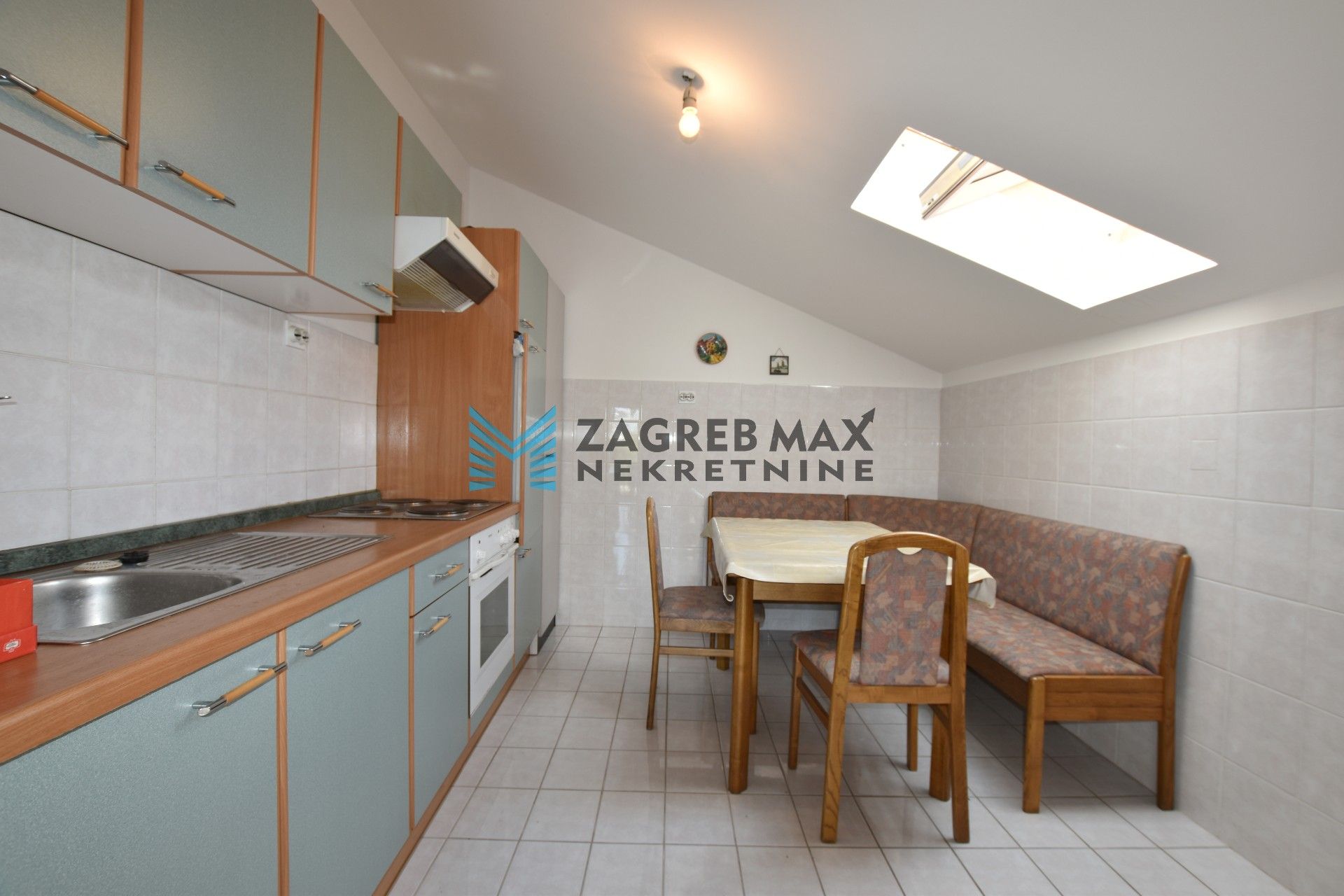 Zagreb - TROKUT Prostran 5soban stan 130 m2, okućnica 550 m2, garaža, terasa, balkon, BEZ PROVIZIJE