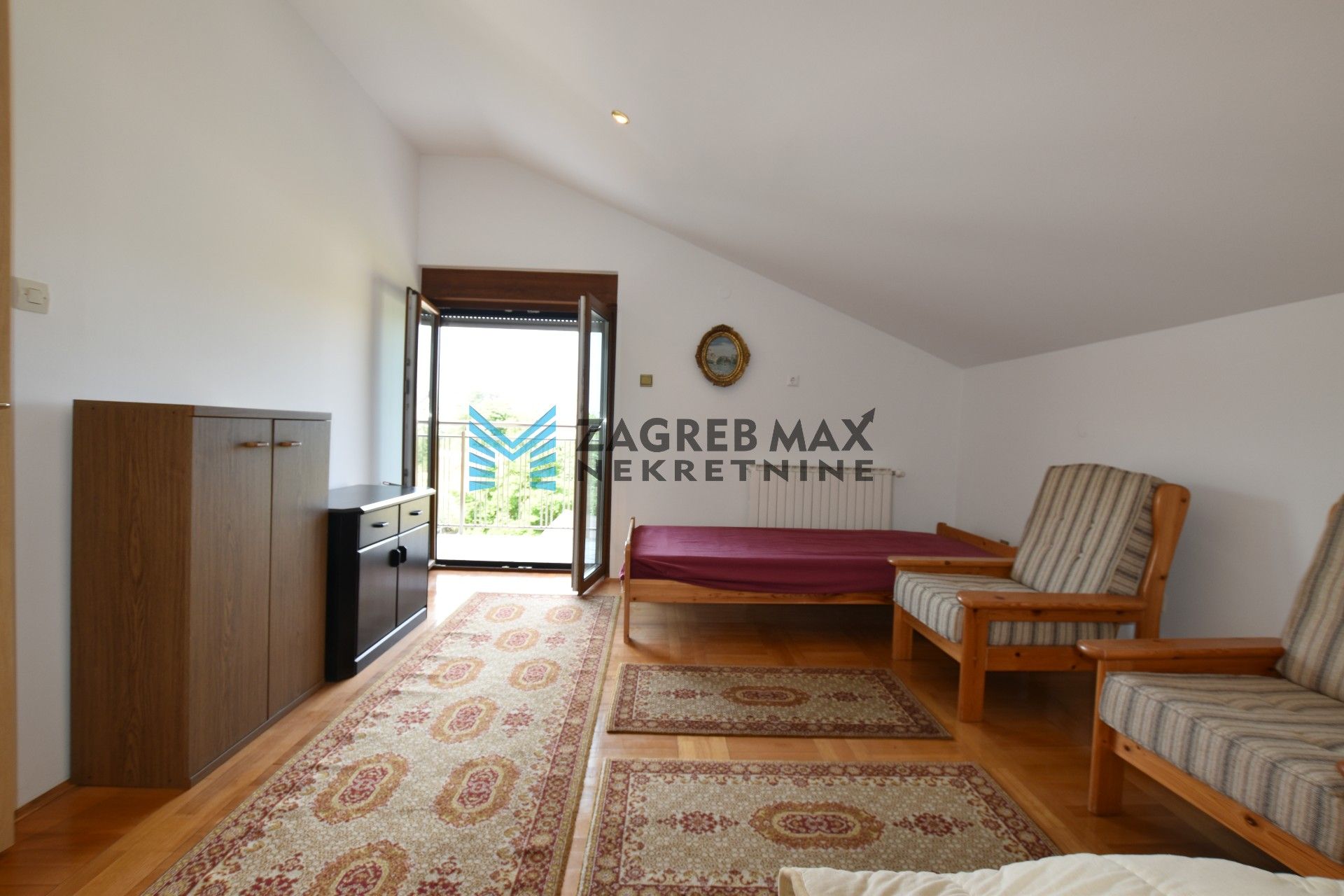 Zagreb - TROKUT Prostran 5soban stan 130 m2, okućnica 550 m2, garaža, terasa, balkon, BEZ PROVIZIJE