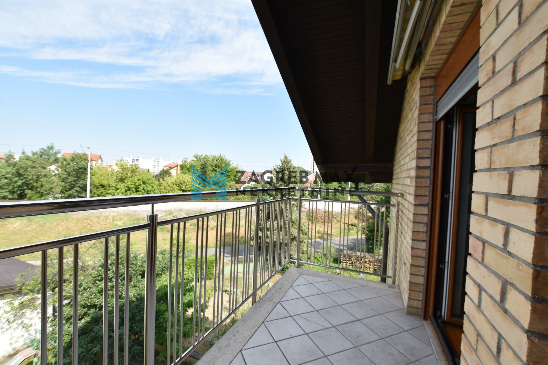 Zagreb - TROKUT Prostran 5soban stan 130 m2, okućnica 550 m2, garaža, terasa, balkon, BEZ PROVIZIJE