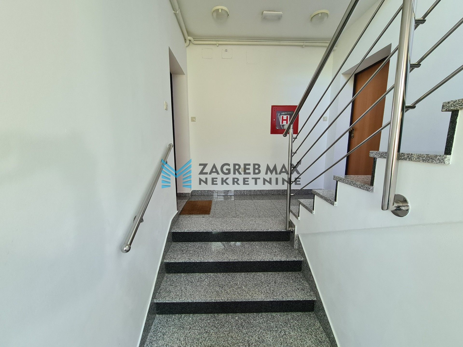 Zagreb - GORNJI BUKOVAC Šarmantan 2soban stan 40 m2, parking, mirno okruženje, terasa, BEZ PROVIZIJE