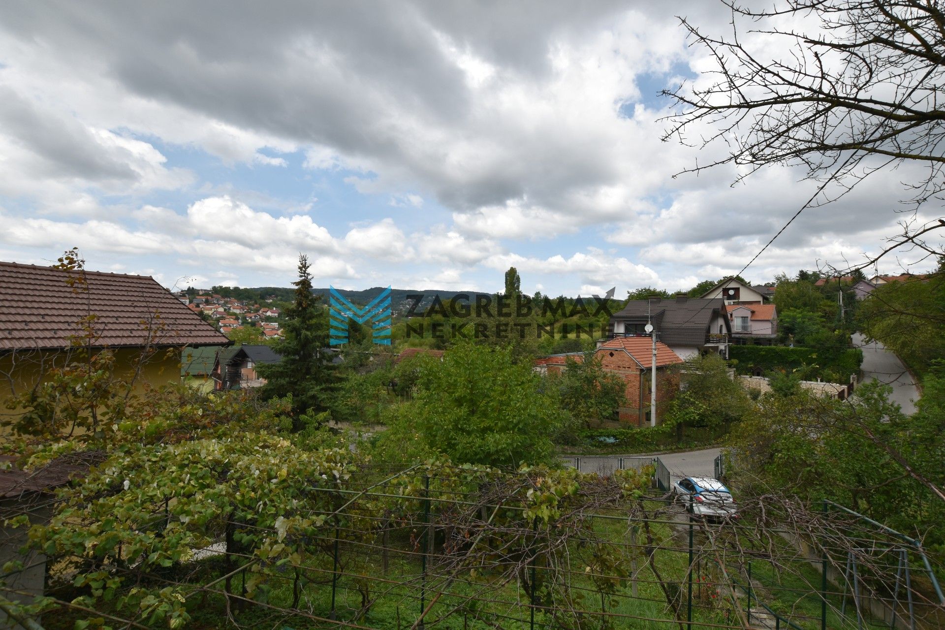 Zagreb - VRAPČE Građevinsko zemljište 840 m2 + 270 m2 zelena površina, mirna lokacija