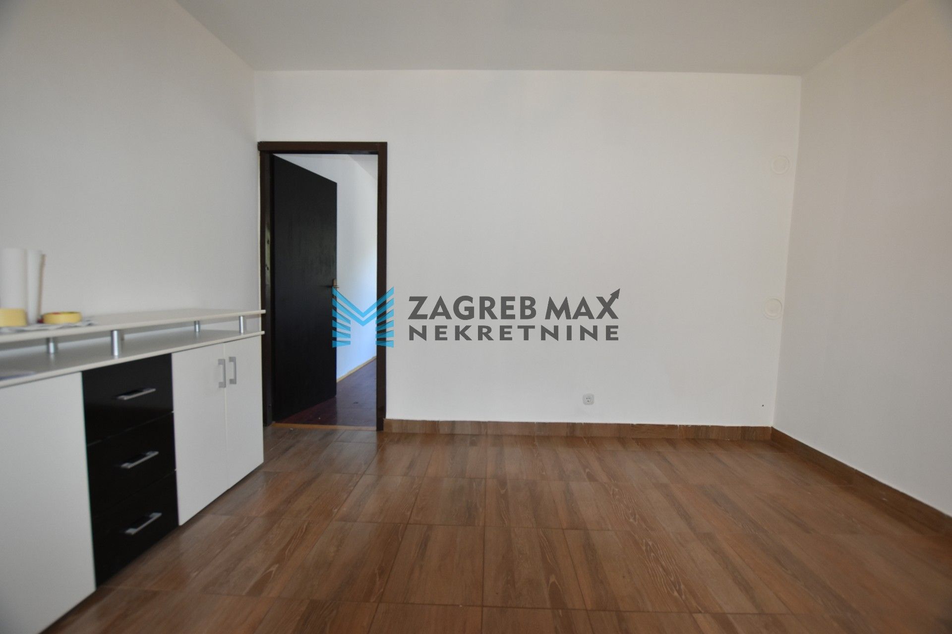 Zagreb - RUDEŠ Obiteljska kuća 150 m2, 2 odvojena stana, zemljište 181 m2, mirno okruženje, garaža