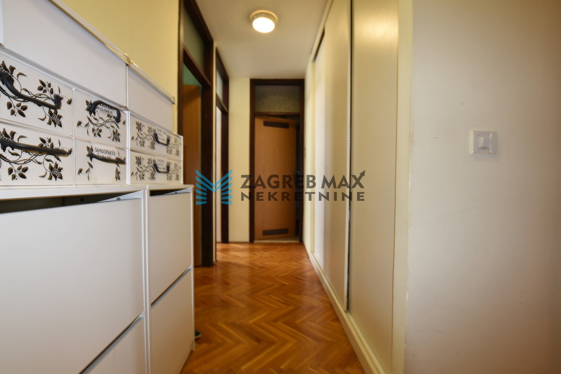 Zagreb - TREŠNJEVKA Prostran 4soban stan 100 m2, 5. kat, odlična lokacija, balkon, spremište, BEZ PROVIZIJE