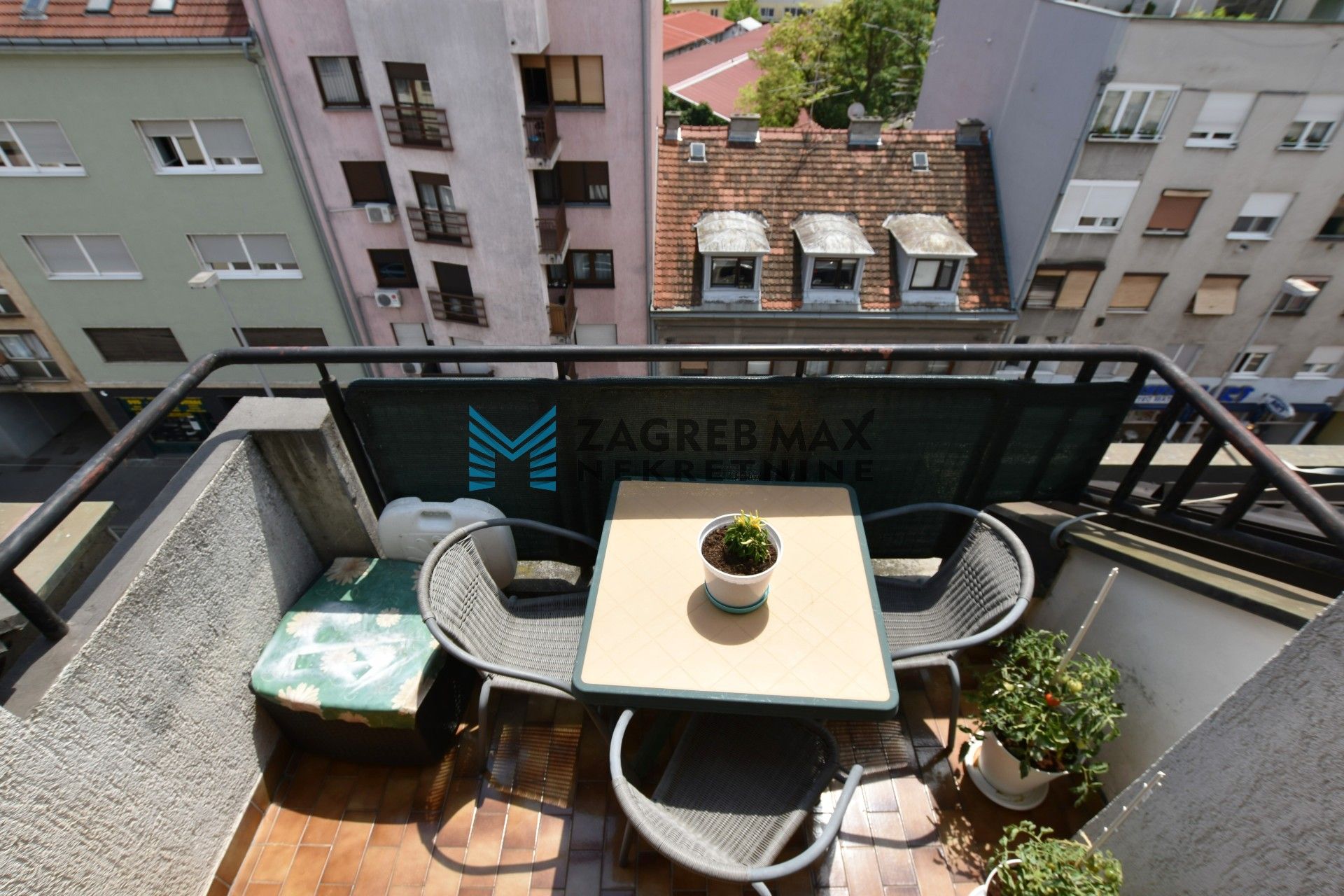 Zagreb - TREŠNJEVKA Prostran 4soban stan 99 m2, 5. kat, odlična lokacija, balkon, spremište, BEZ PROVIZIJE