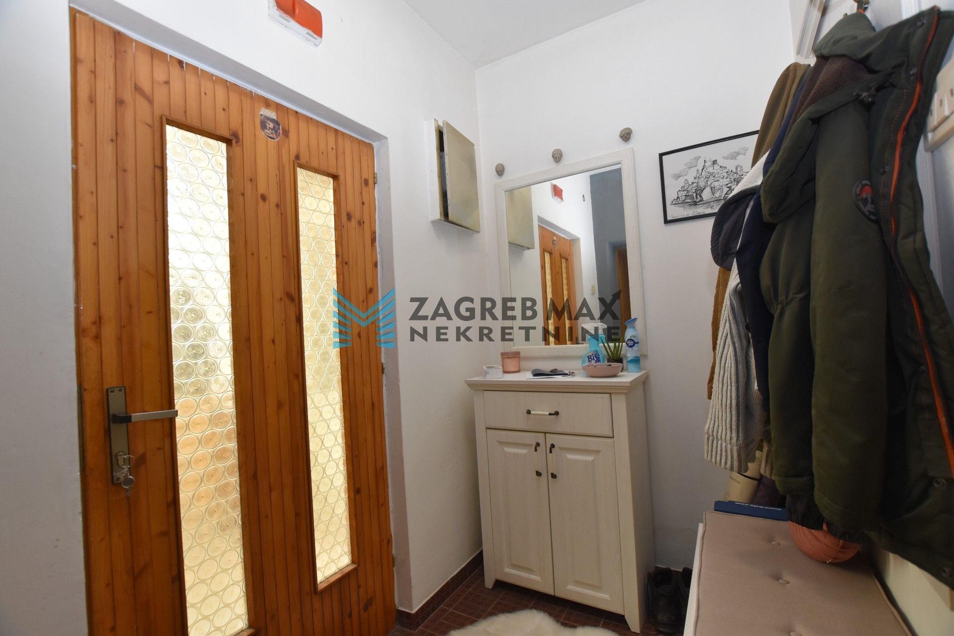 Zagreb - ŠIBENIK Baldekin 3, obiteljska kuća 200 m2, 3 odvojena stana, odlična lokacija, garaža, parking