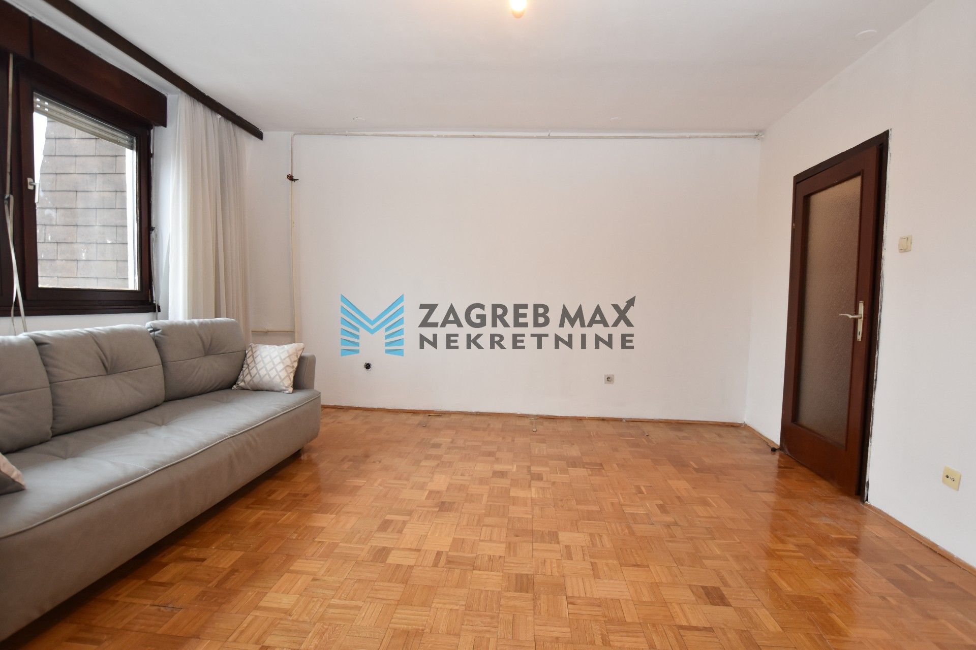 Zagreb - JARUN – Hrgovići, prostran 2soban stan 65 m2, 4. kat, odlična lokacija, loggia, spremište