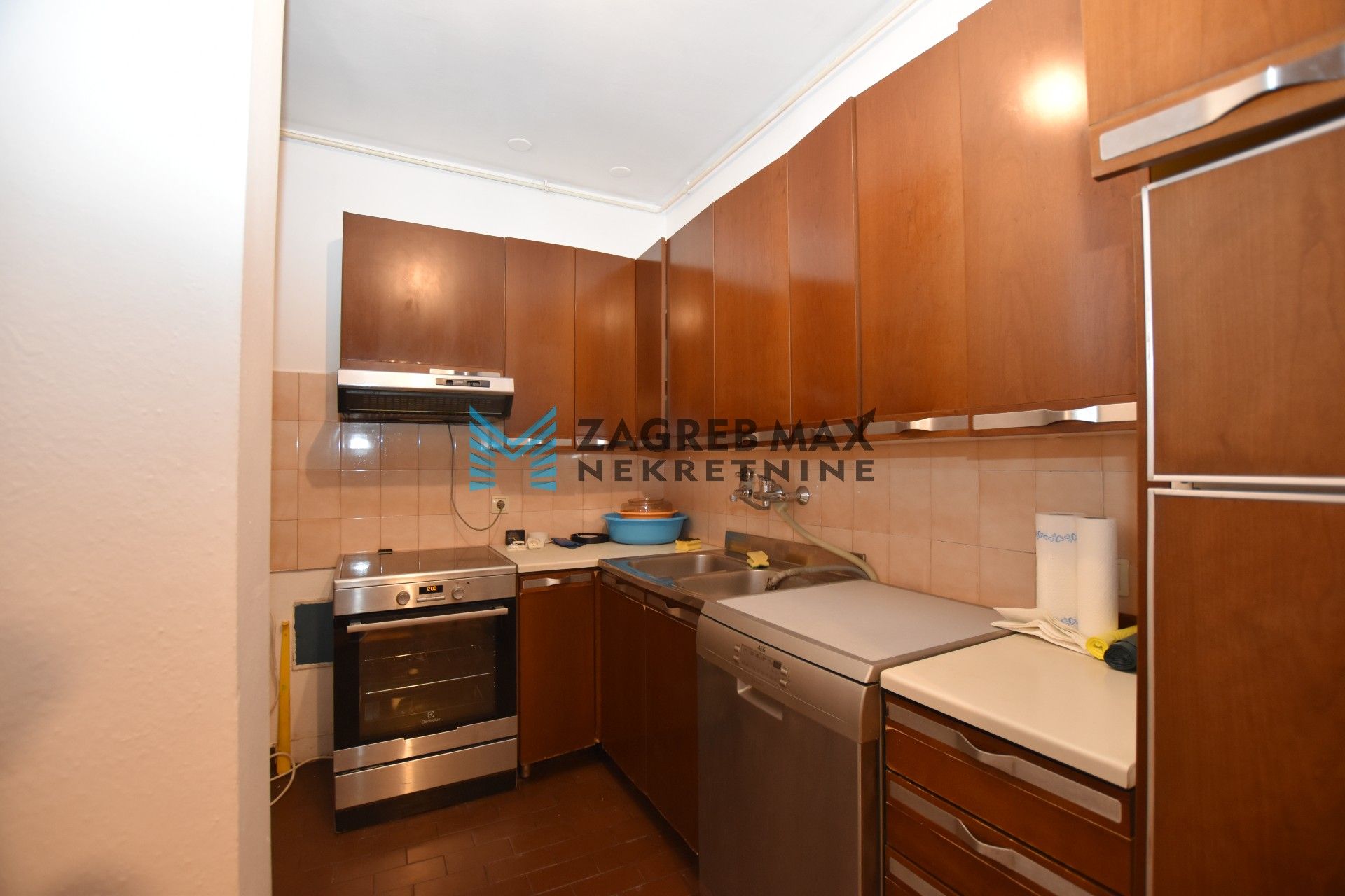 Zagreb - JARUN – Hrgovići, prostran 2soban stan 65 m2, 4. kat, odlična lokacija, loggia, spremište