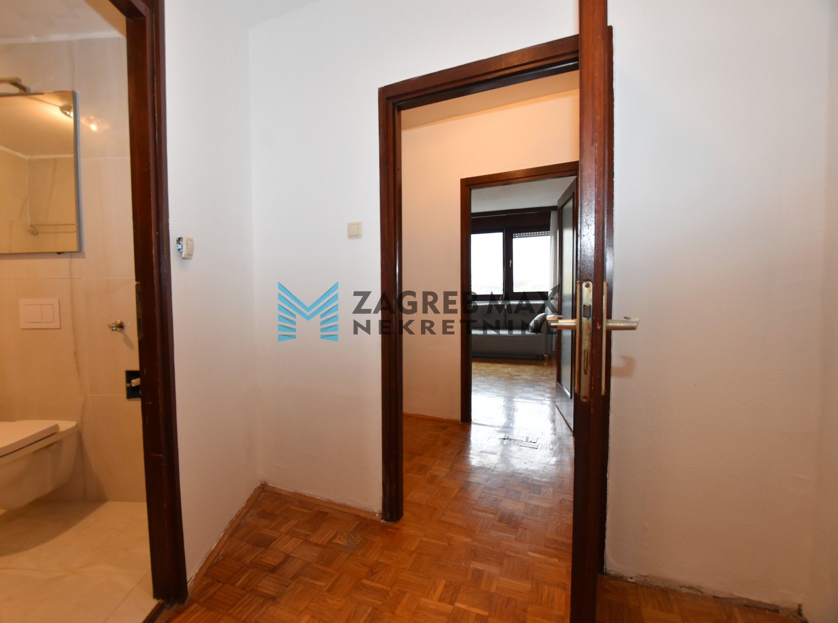 Zagreb - JARUN – Hrgovići, prostran 2soban stan 65 m2, 4. kat, odlična lokacija, loggia, spremište