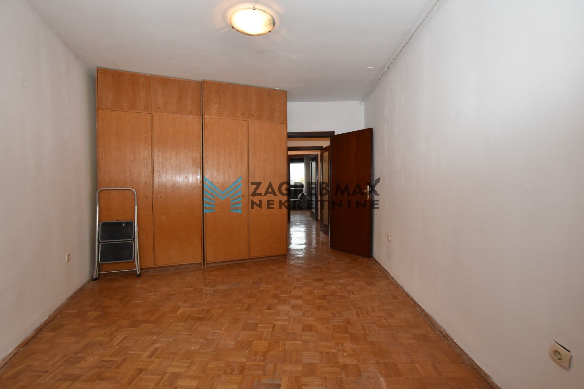 Zagreb - JARUN – Hrgovići, prostran 2soban stan 65 m2, 4. kat, odlična lokacija, loggia, spremište