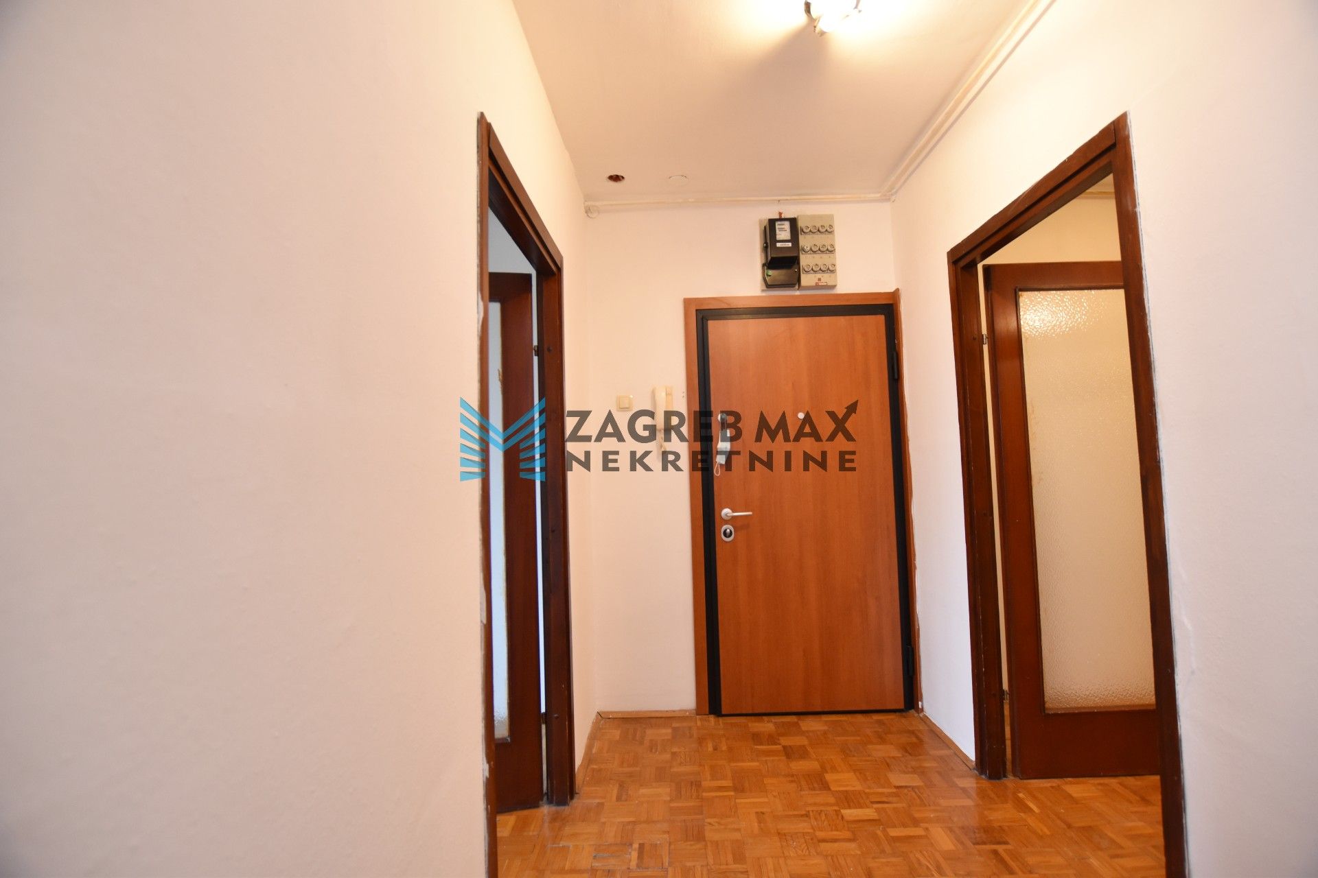 Zagreb - JARUN – Hrgovići, prostran 2soban stan 65 m2, 4. kat, odlična lokacija, loggia, spremište