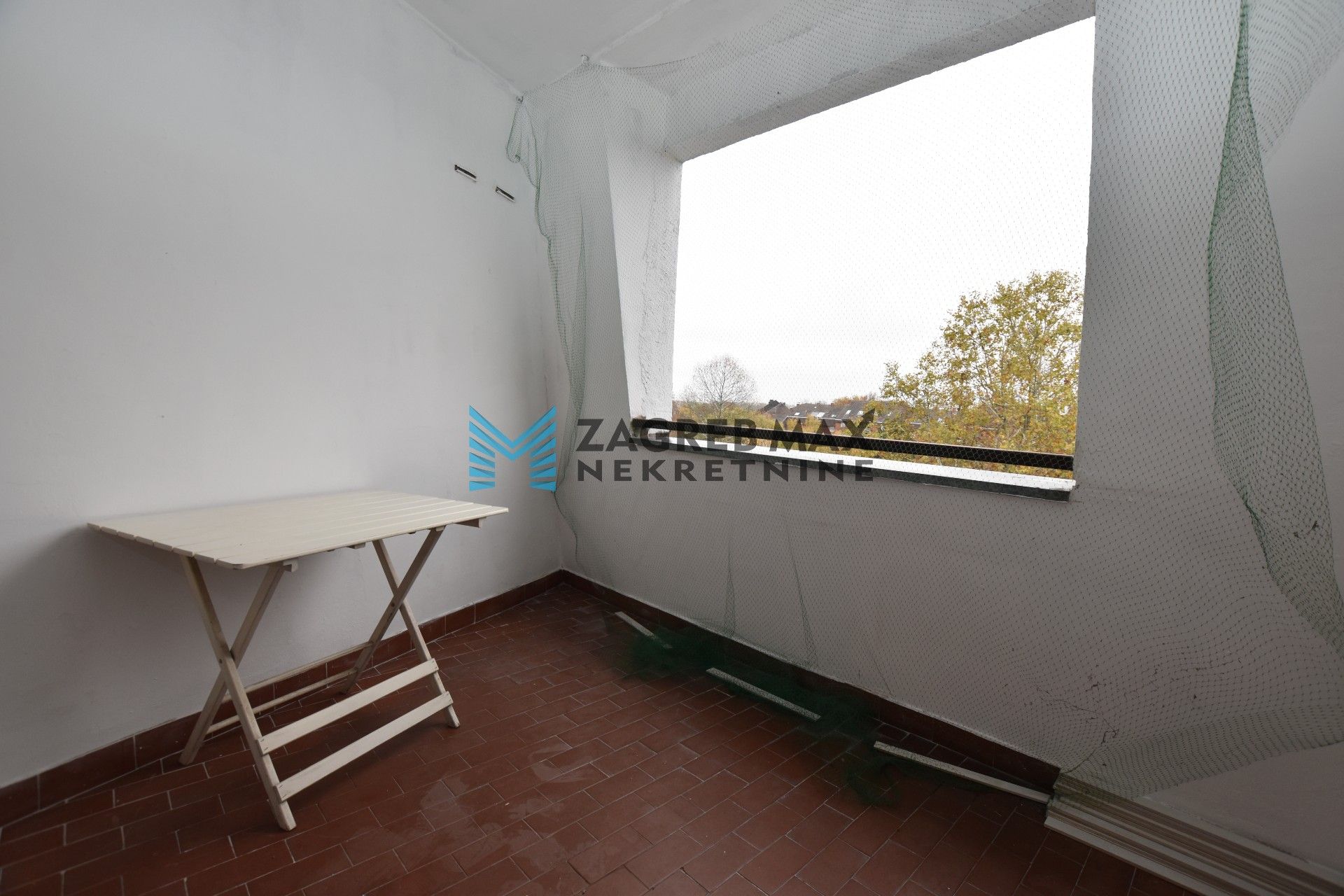 Zagreb - JARUN – Hrgovići, prostran 2soban stan 65 m2, 4. kat, odlična lokacija, loggia, spremište