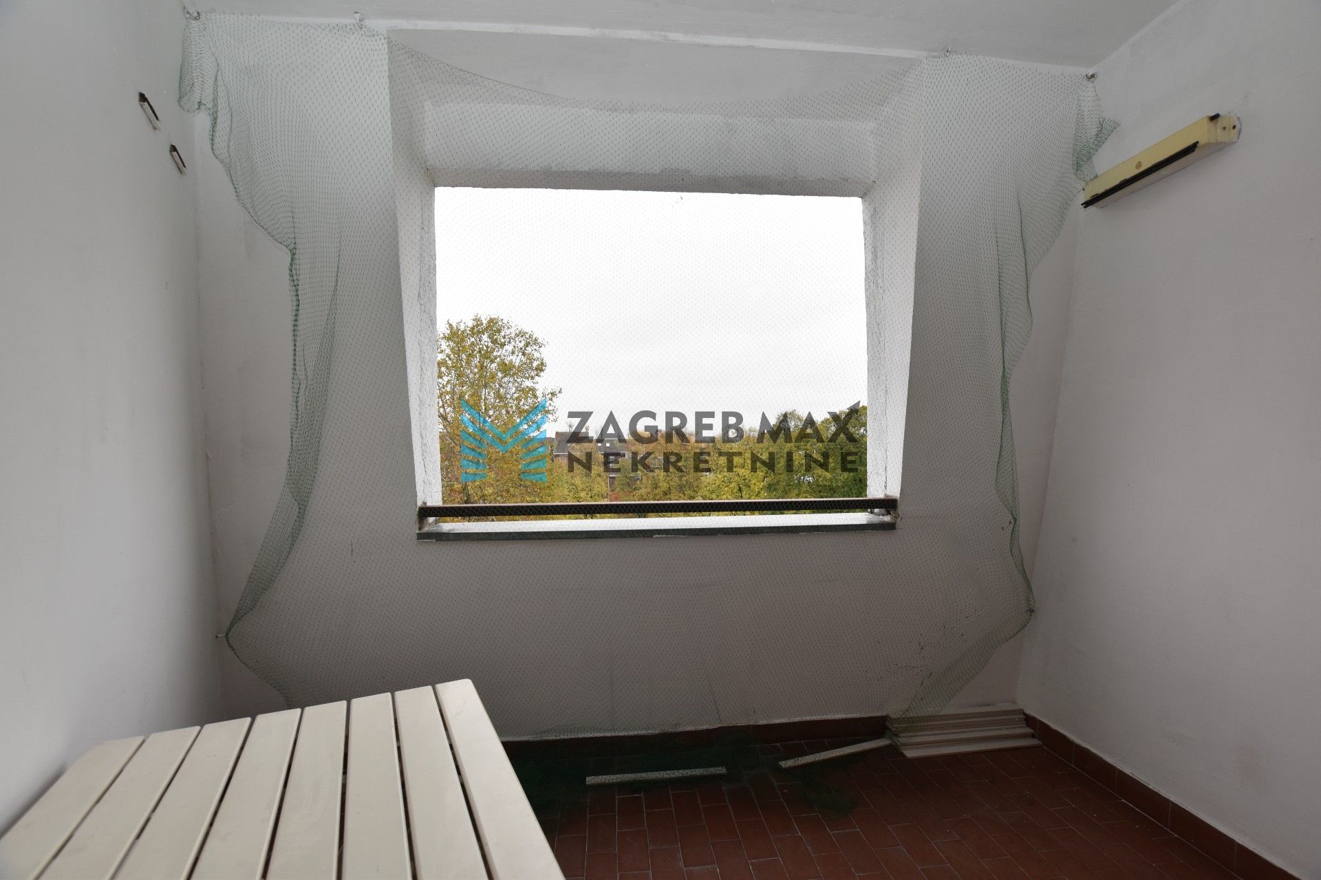 Zagreb - JARUN – Hrgovići, prostran 2soban stan 65 m2, 4. kat, odlična lokacija, loggia, spremište