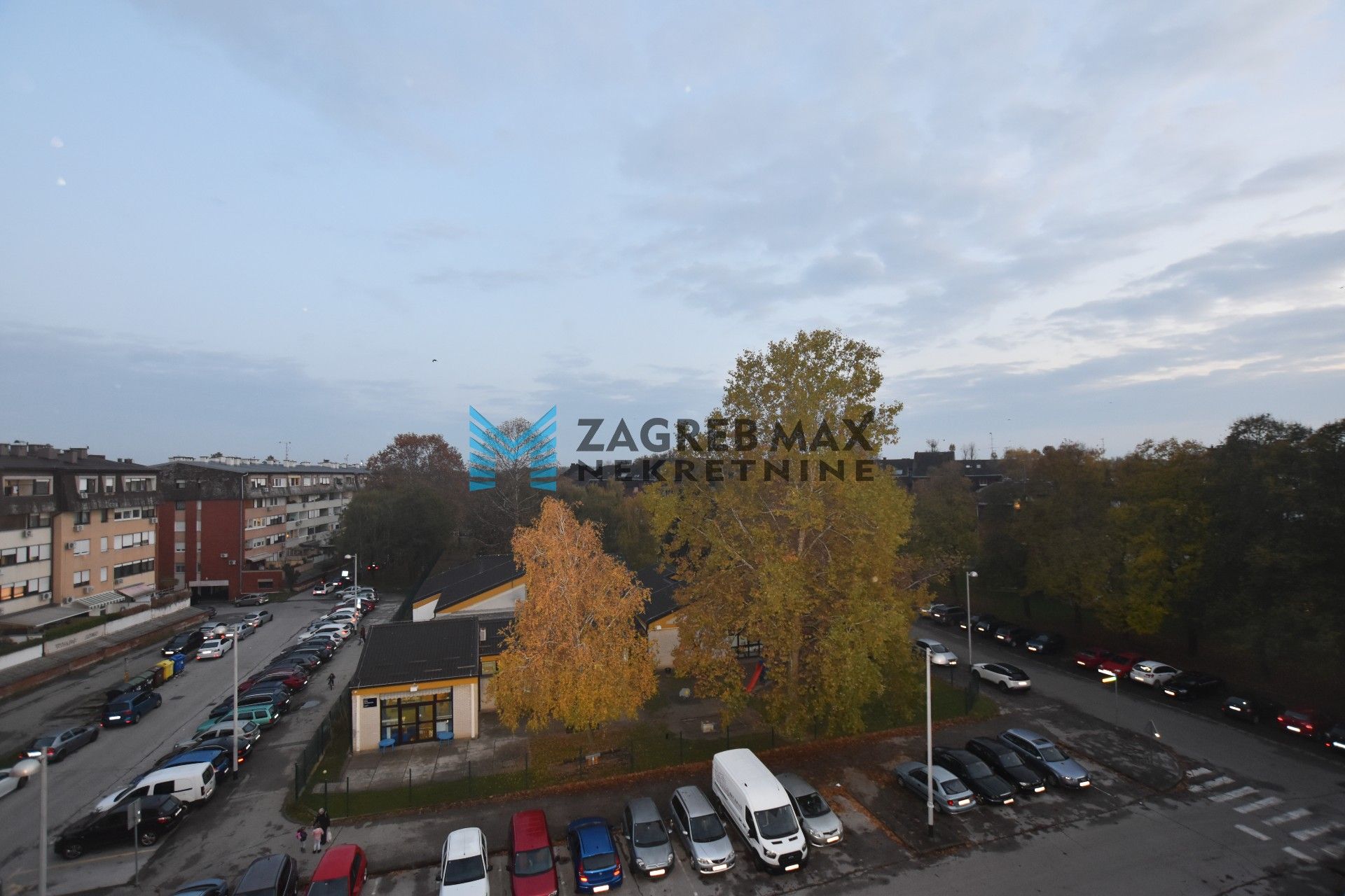 Zagreb - JARUN – Hrgovići, prostran 2soban stan 65 m2, 4. kat, odlična lokacija, loggia, spremište