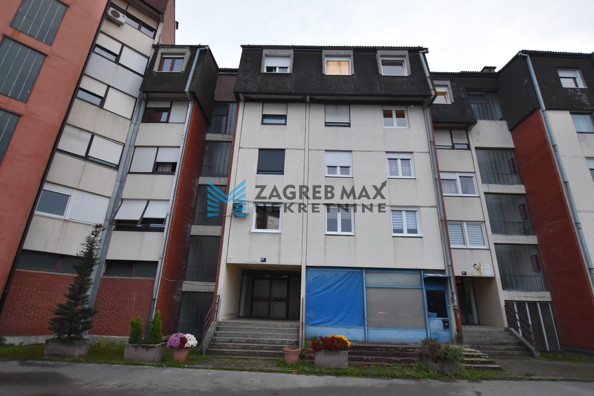 Zagreb - JARUN – Hrgovići, prostran 2soban stan 65 m2, 4. kat, odlična lokacija, loggia, spremište