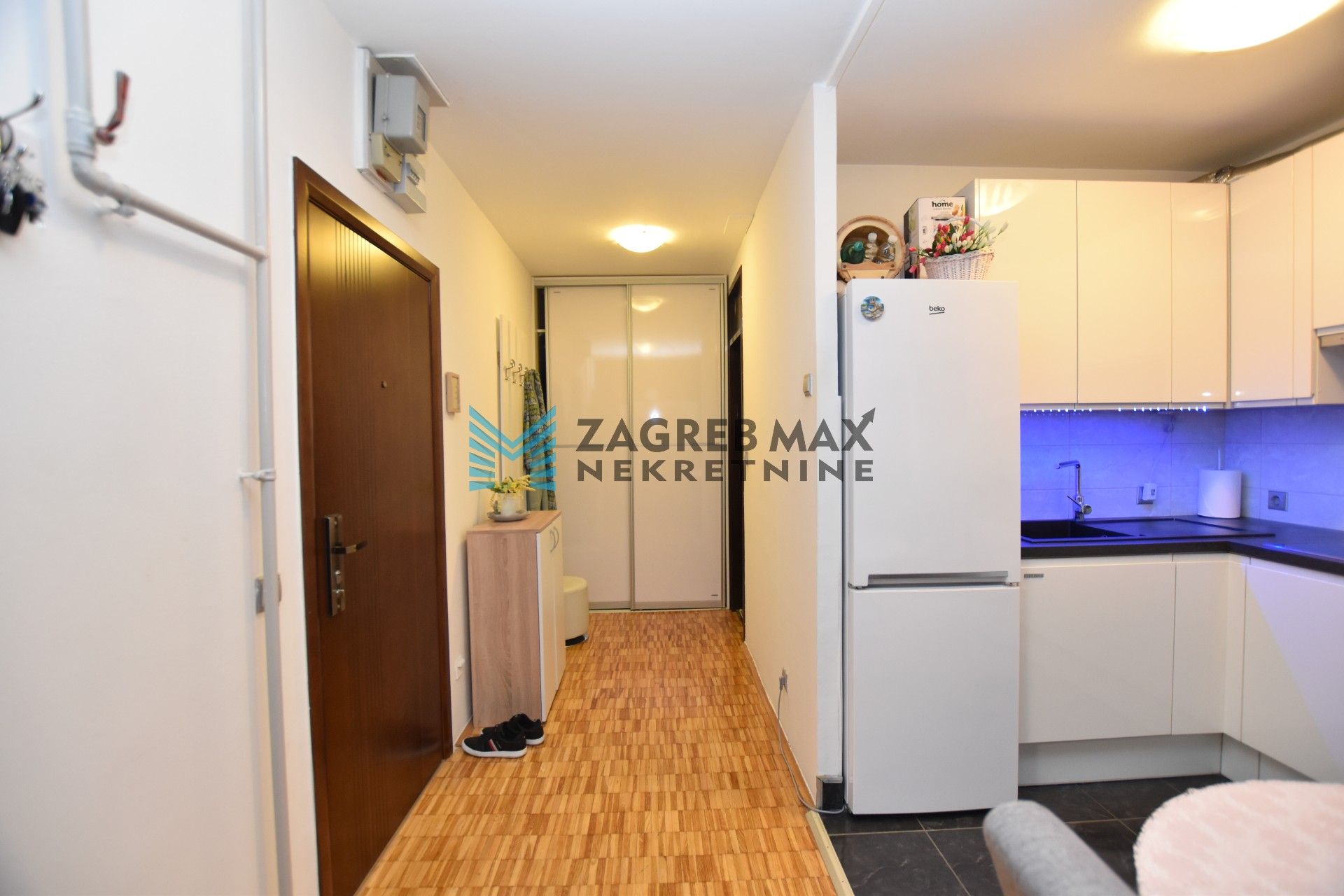 Zagreb - ŠPANSKO Komforan 2soban stan 45 m2, 4. kat, odlična lokacija, spremište