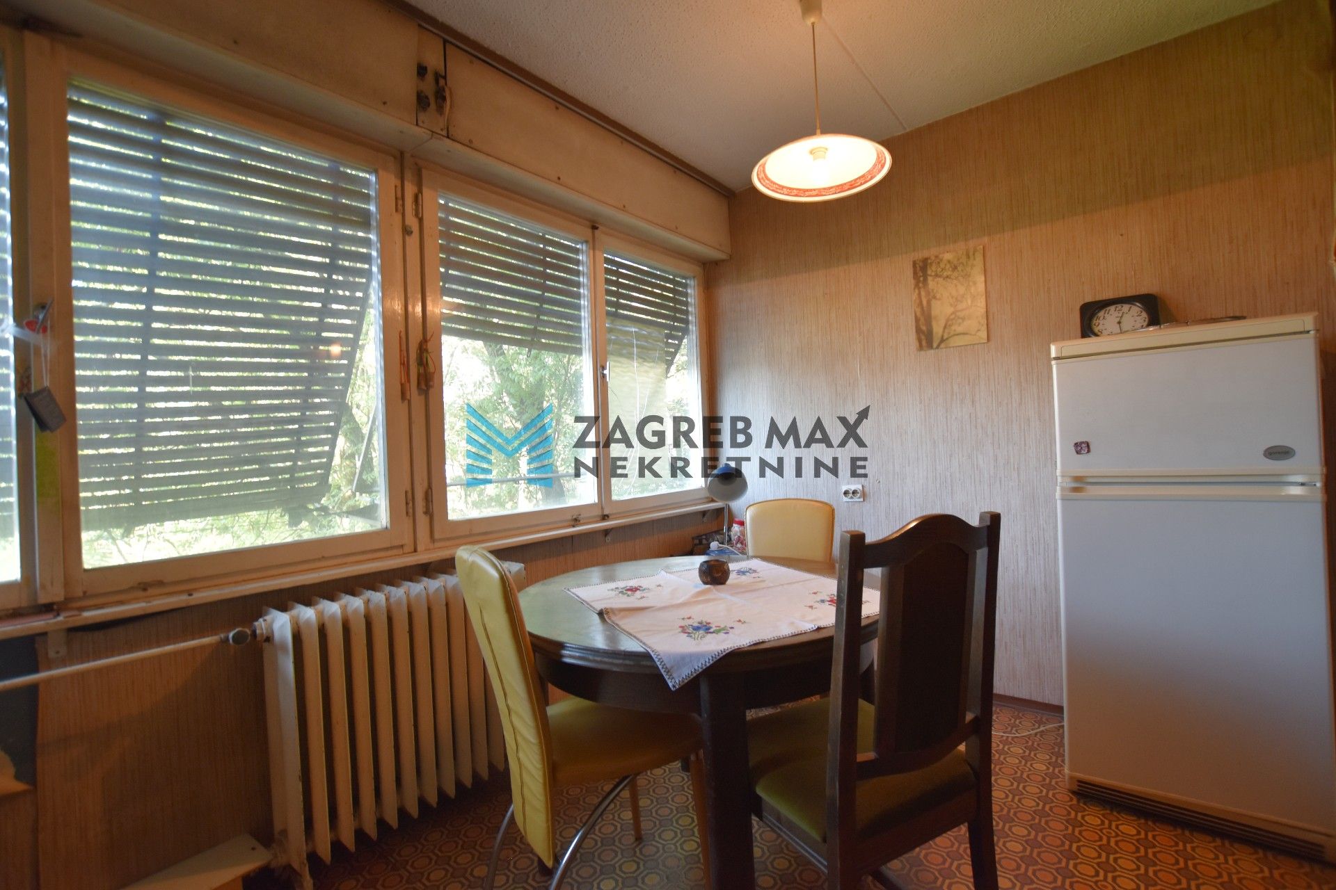 Zagreb - ZAPRUĐE Prostran 2soban stan 55 m2, 3. kat, odlična lokacija, lift