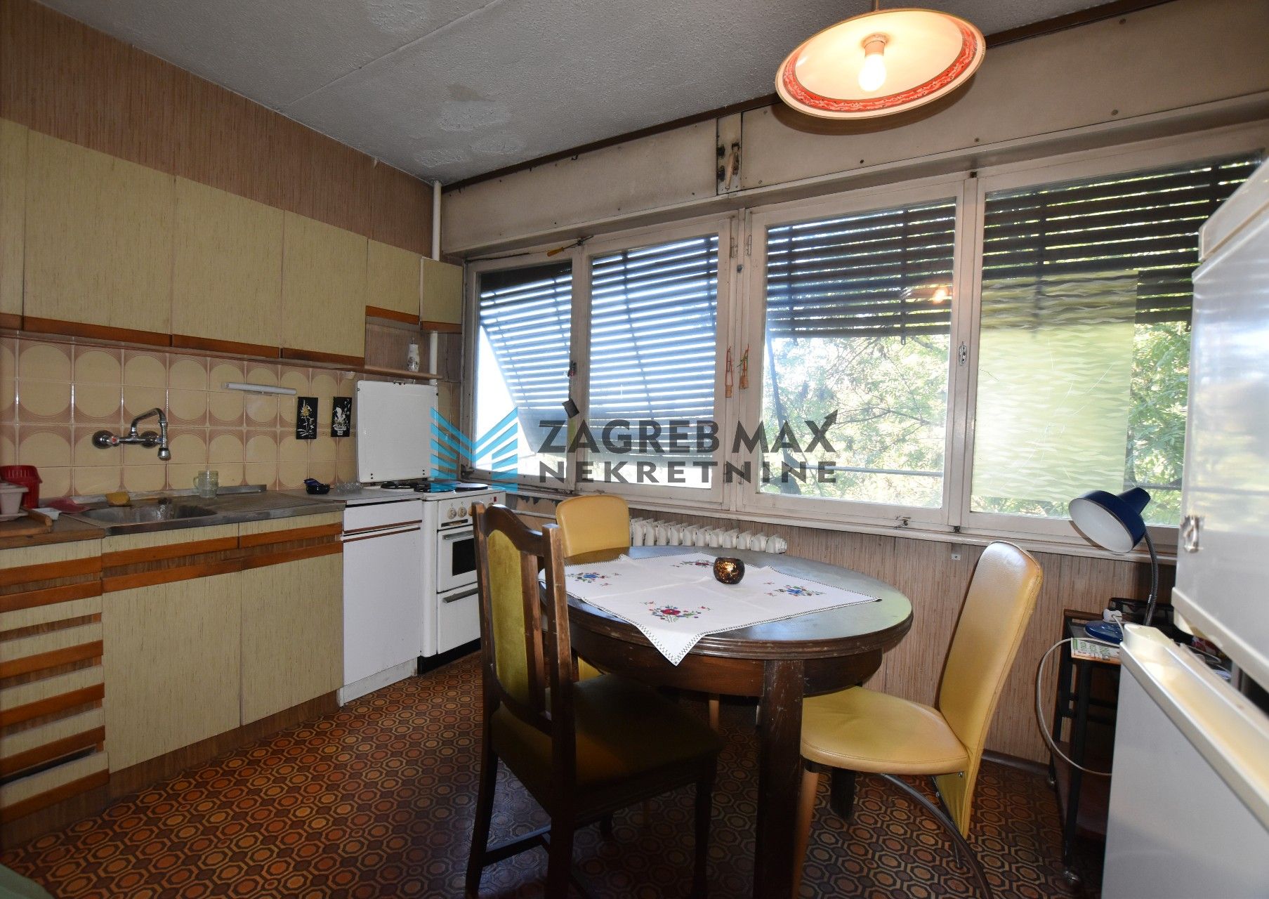 Zagreb - ZAPRUĐE Prostran 2soban stan 55 m2, 3. kat, odlična lokacija, lift