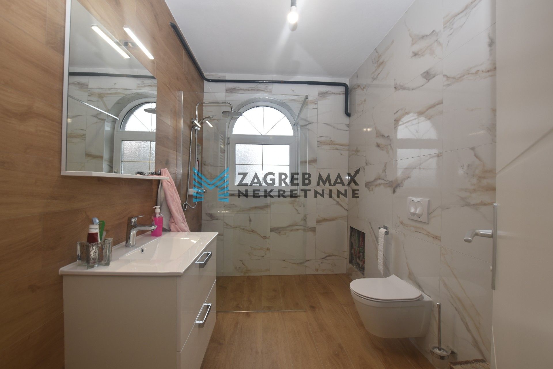 Zagreb - NAJAM - RUGVICA Ugodan 4soban stan 110 m2 za 11 radnika, mirno okruženje, novogradnja, terasa,