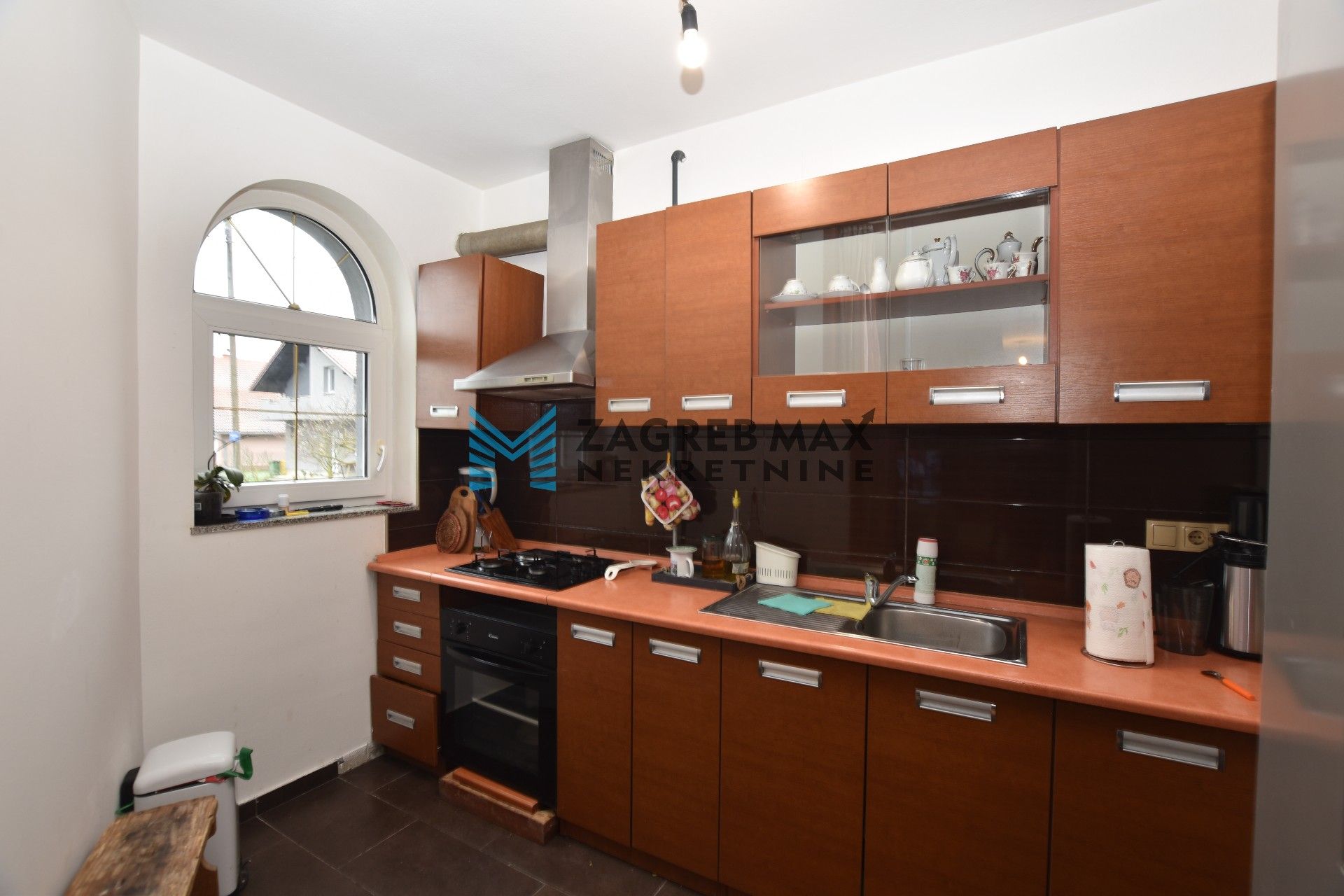 Zagreb - NAJAM - RUGVICA Ugodan 4soban stan 110 m2 za 11 radnika, mirno okruženje, novogradnja, terasa,