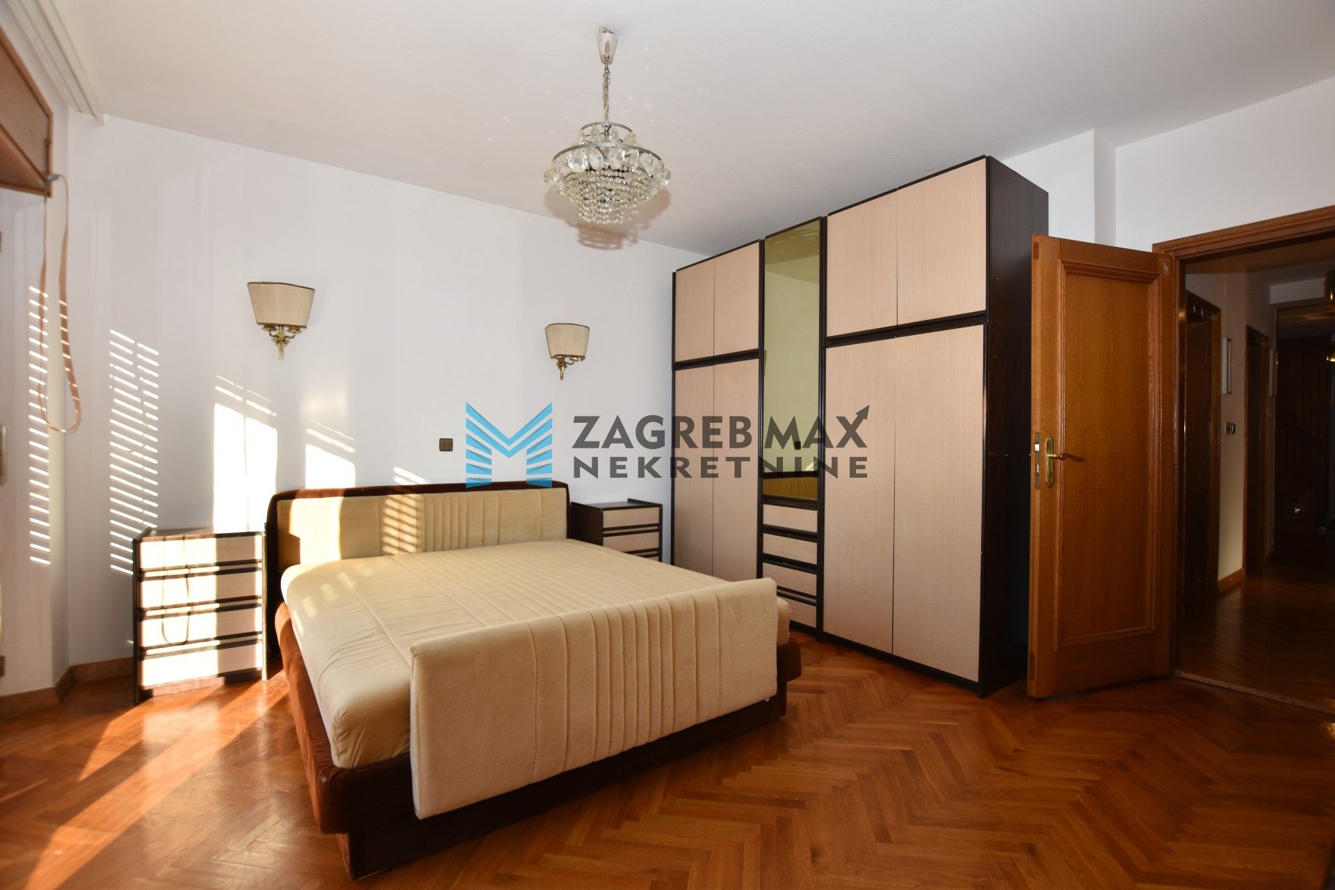 Zagreb - MIROGOJSKA CESTA Obiteljska kuća 480 m2, 3 odvojena stana, zemljište 720 m2, odlična lokacija